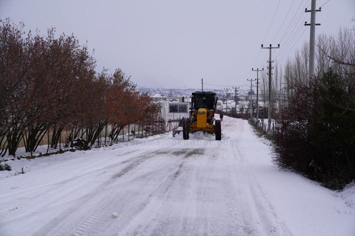 Muğla Seydikemer'de karla kaplı yollar belediye ekiplerince açıldı