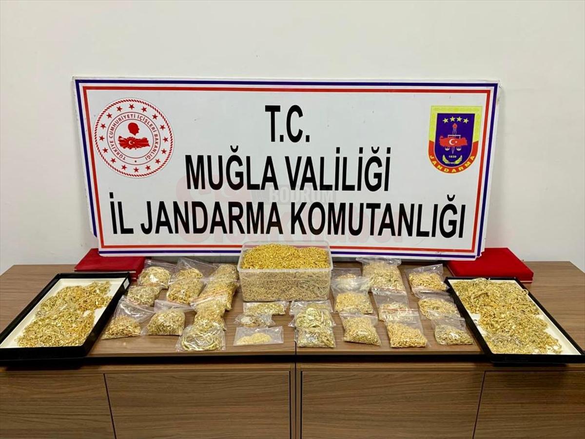 Muğla'da kuyumcu kuryelerinden 16 kilogram altın çalan 3 şüpheli tutuklandı