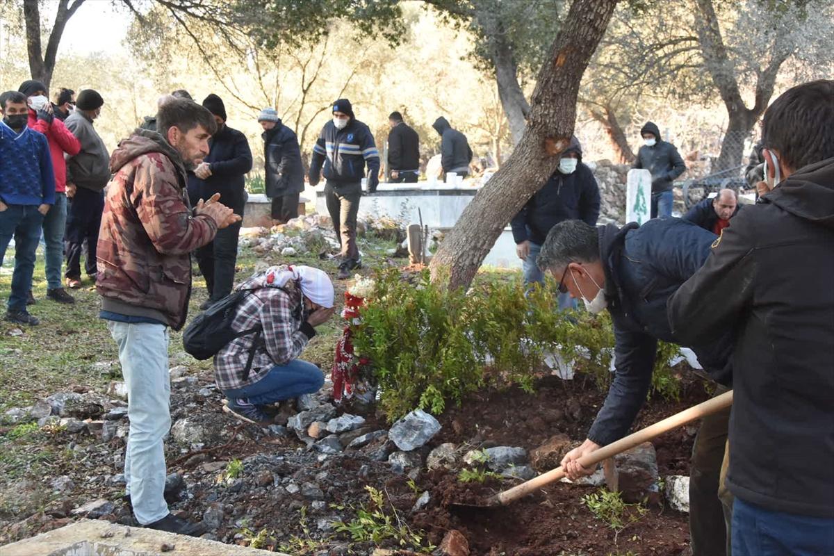 Muğla'da odasında ölü bulunan 17 yaşındaki genç kızın cenazesi defnedildi