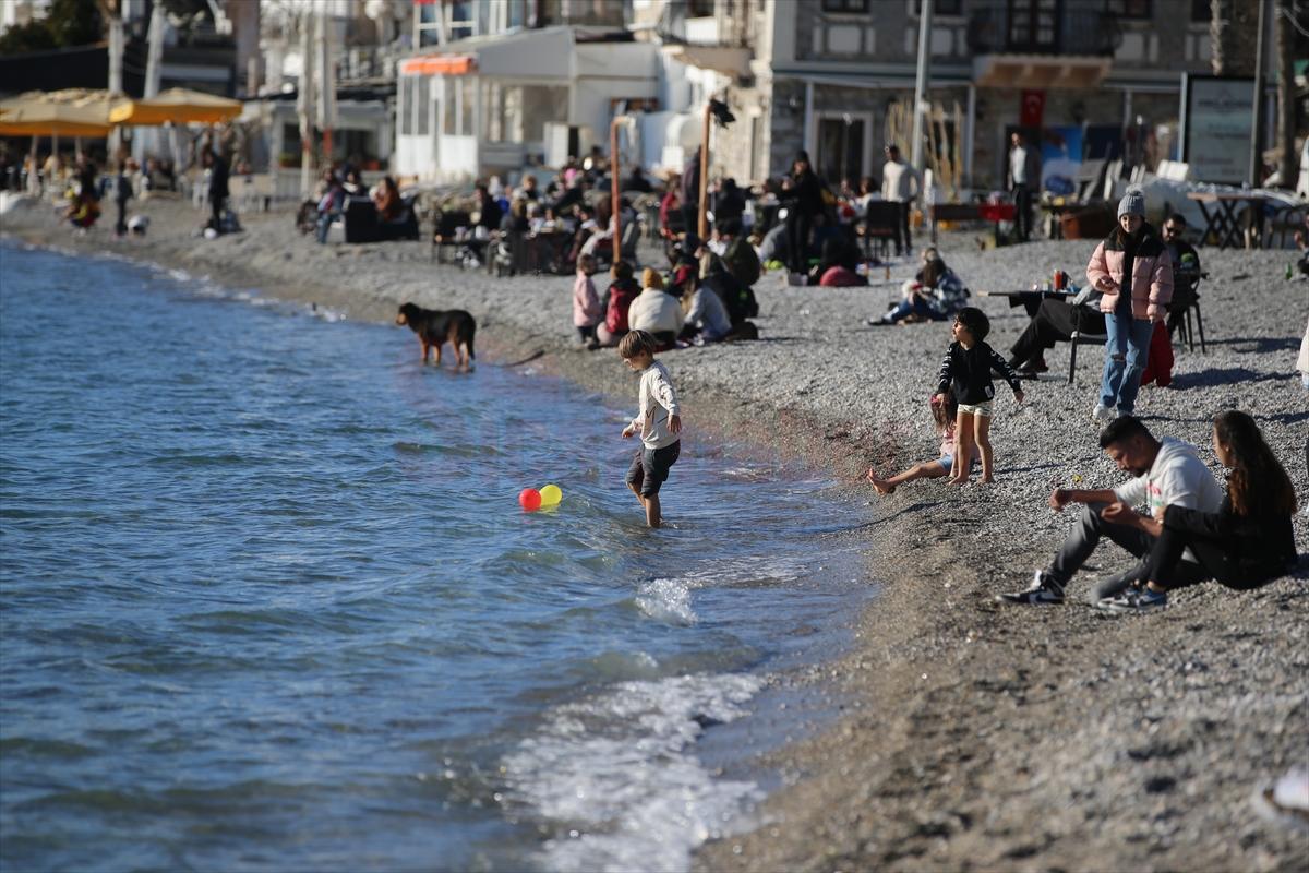 Bodrum ve Marmaris sahillerinde güneşli havanın hareketliliği yaşandı