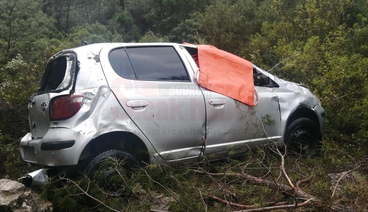 Muğla'da şarampole devrilen otomobildeki 3 sağlık çalışanı yaralandı