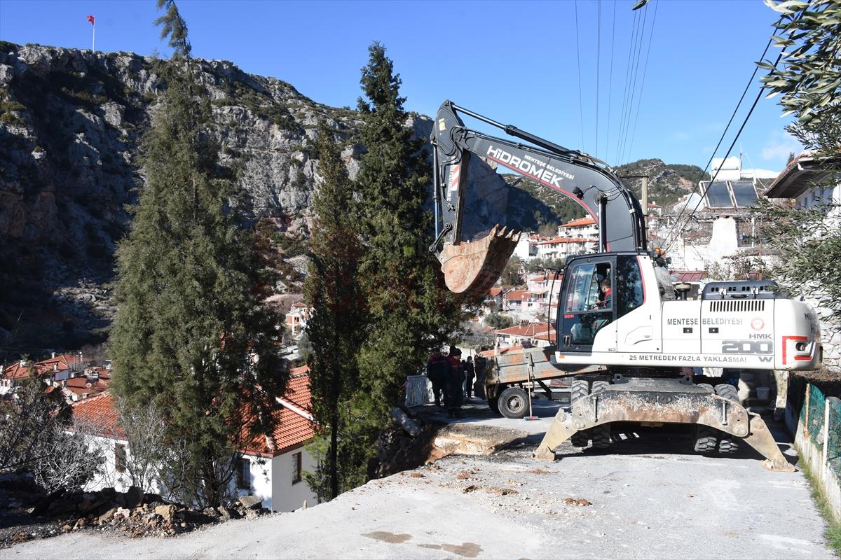 Muğla'da yıkılma tehlikesi bulunan duvara belediye ekiplerince müdahale edildi