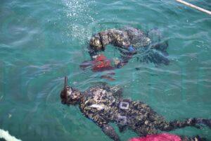 Bodrum'da dalgıçlar deniz dibi, öğrenciler de kıyı temizliği yaptı