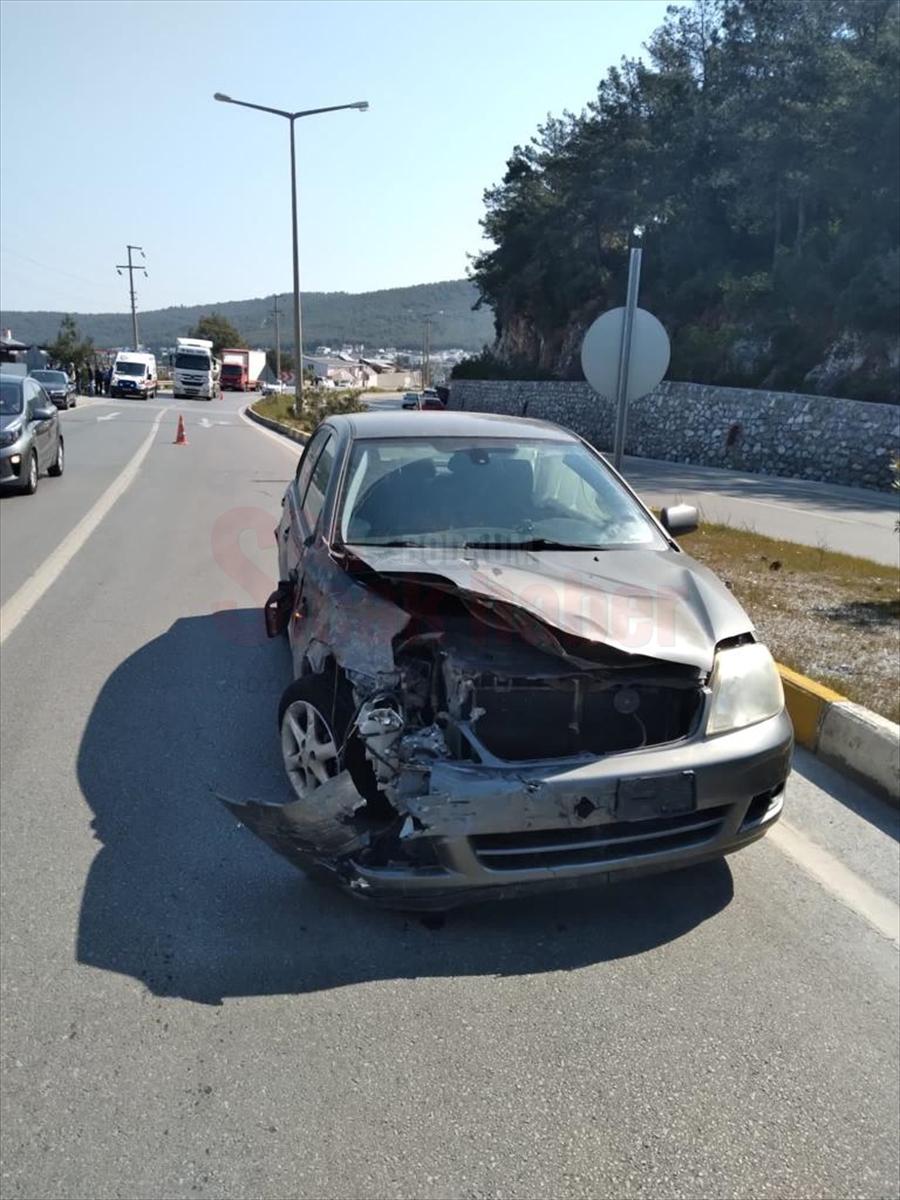 Bodrum'da otomobille motosikletin çarpıştığı trafik kazası güvenlik kamerasında