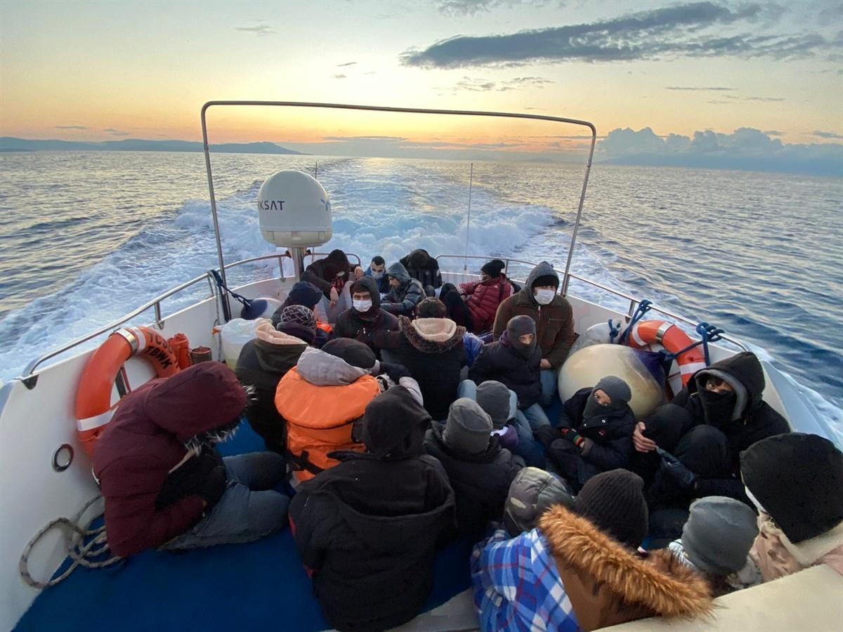 Bodrum'da sürüklenen lastik bottaki 23 düzensiz göçmen kurtarıldı