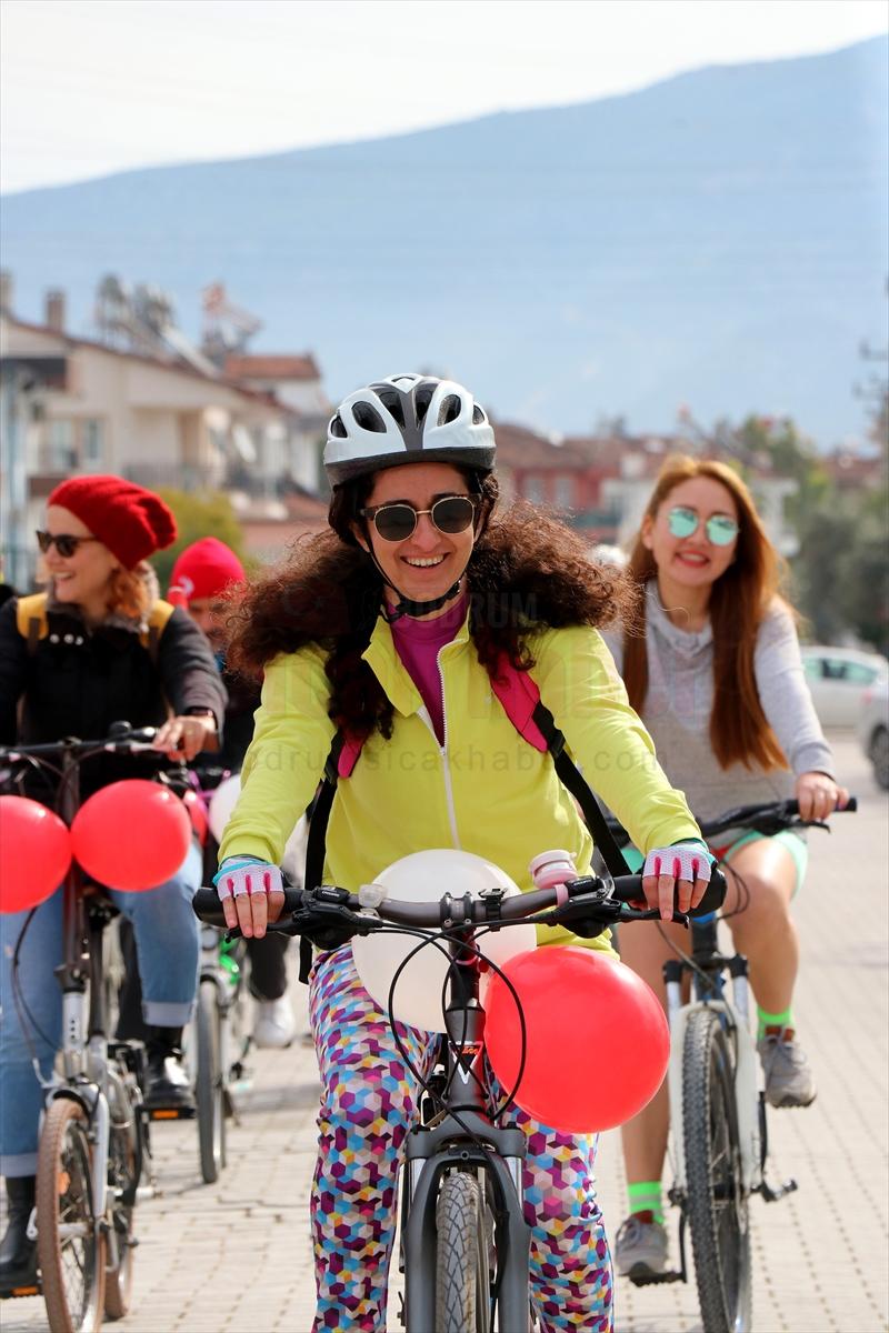 Fethiye'de kadınlar süslü bisikletleriyle pedal çevirdi
