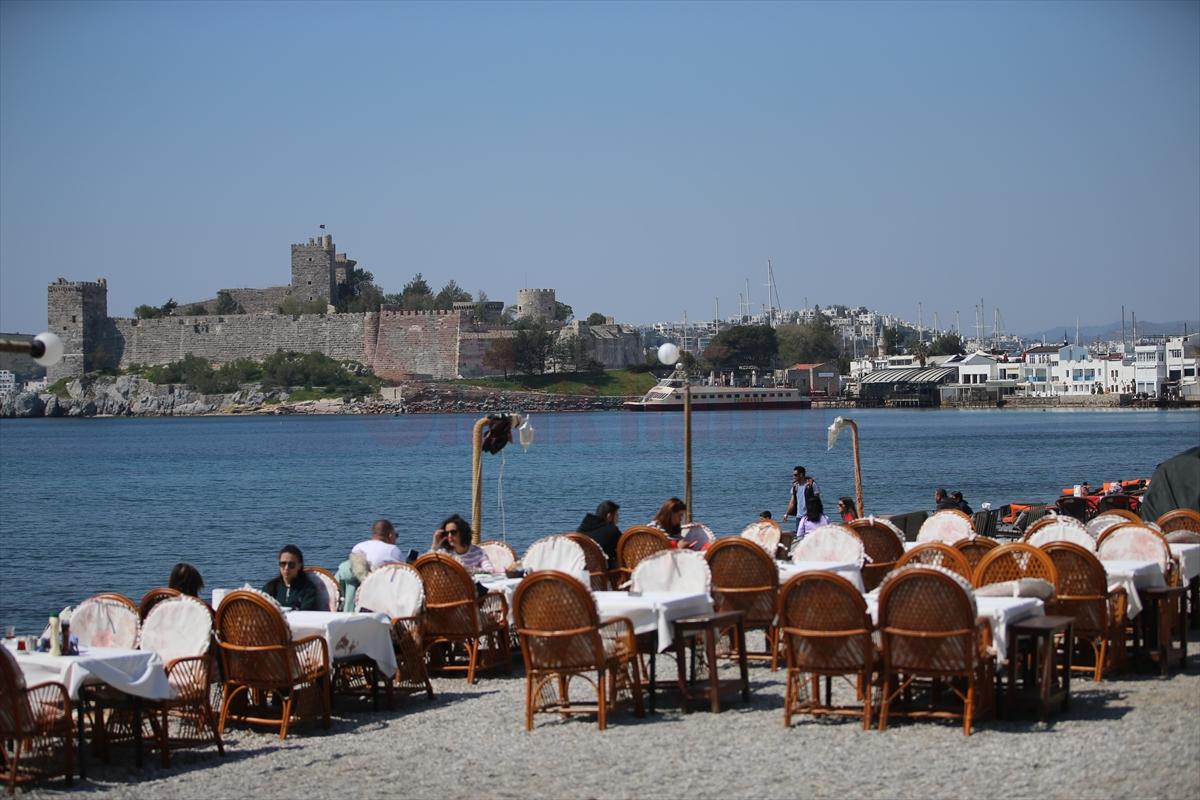 Muğla sahillerinde güneşli havada yoğunluk oluştu