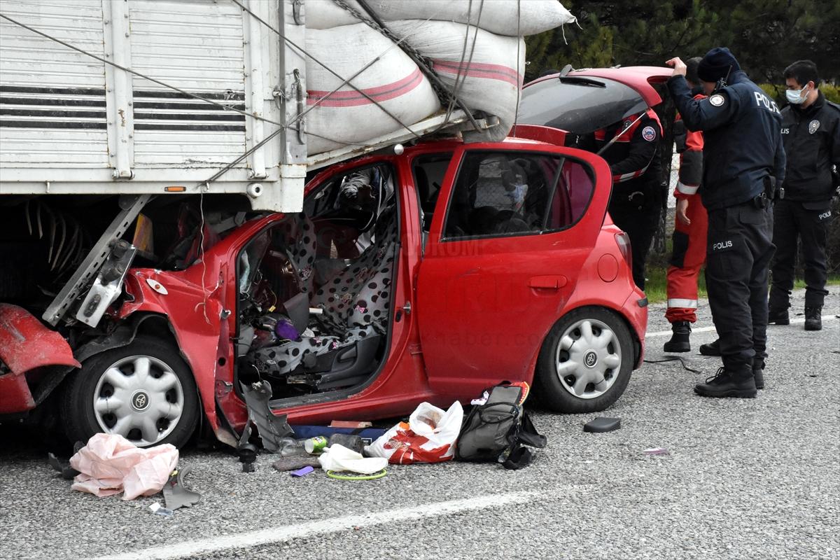 Muğla'da saman yüklü kamyonun altına giren otomobil sürücü ağır yaralandı