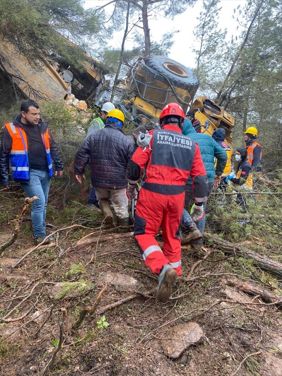 Muğla'da uçuruma devrilen kamyonun sürücüsü yaralandı