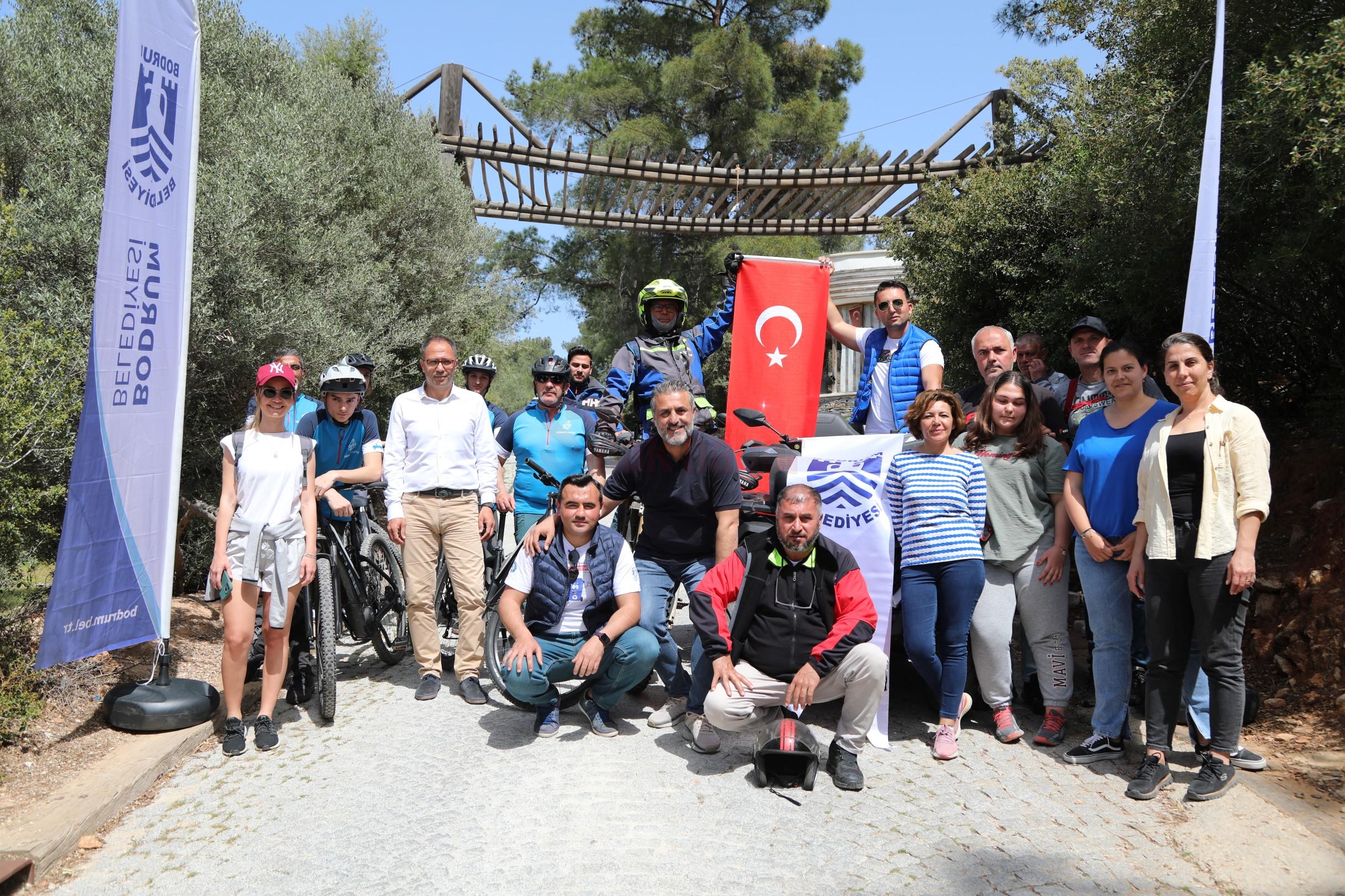 BODRUMDA SAHİL VE YOL KENARLARI ATIKTAN TEMİZLENDİ (1)