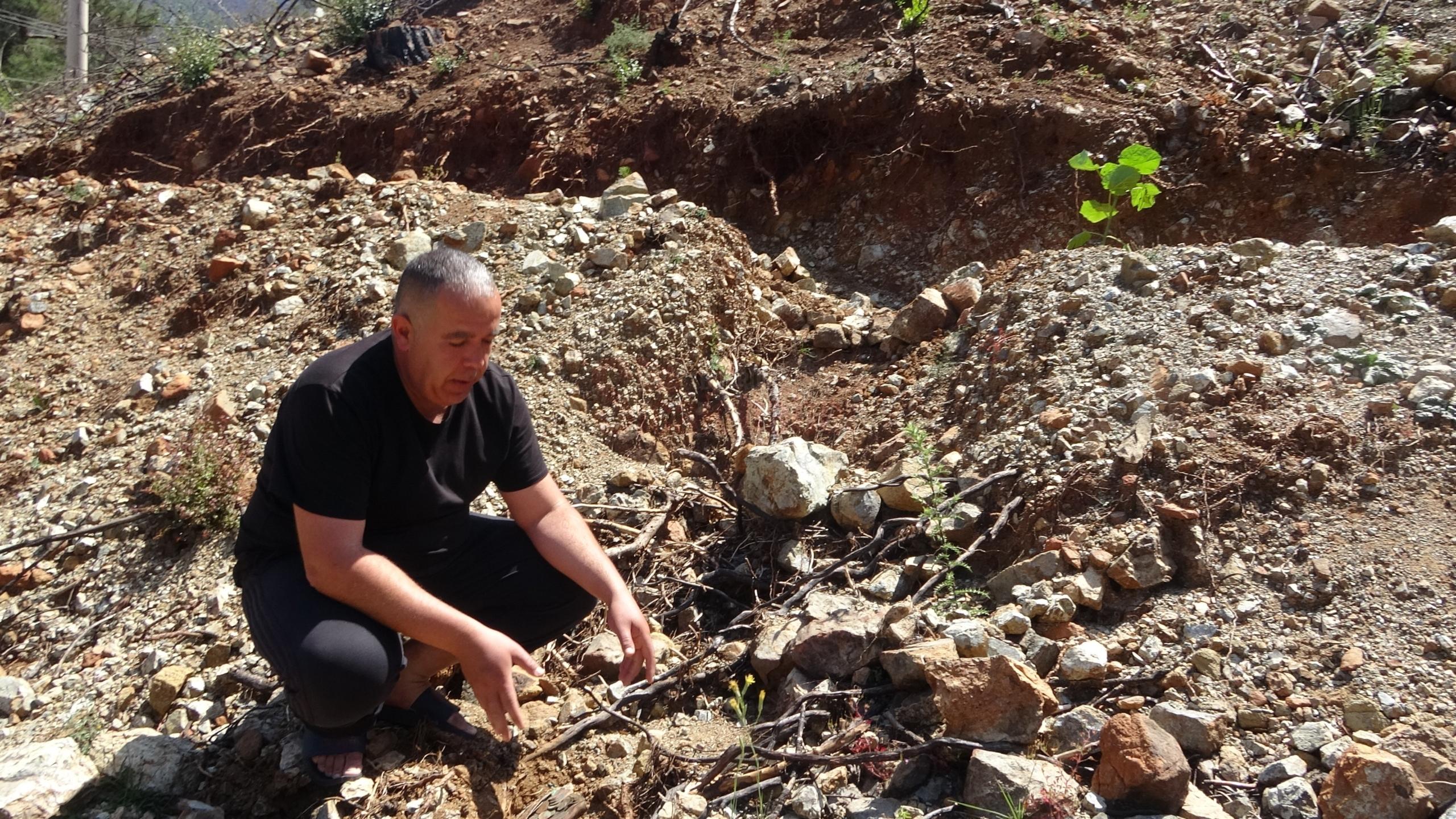 FİDAN DİKERKEN BULUNAN CÜZDANIN 20 YIL ÖNCE ÇALINDIĞI ORTAYA ÇIKTI