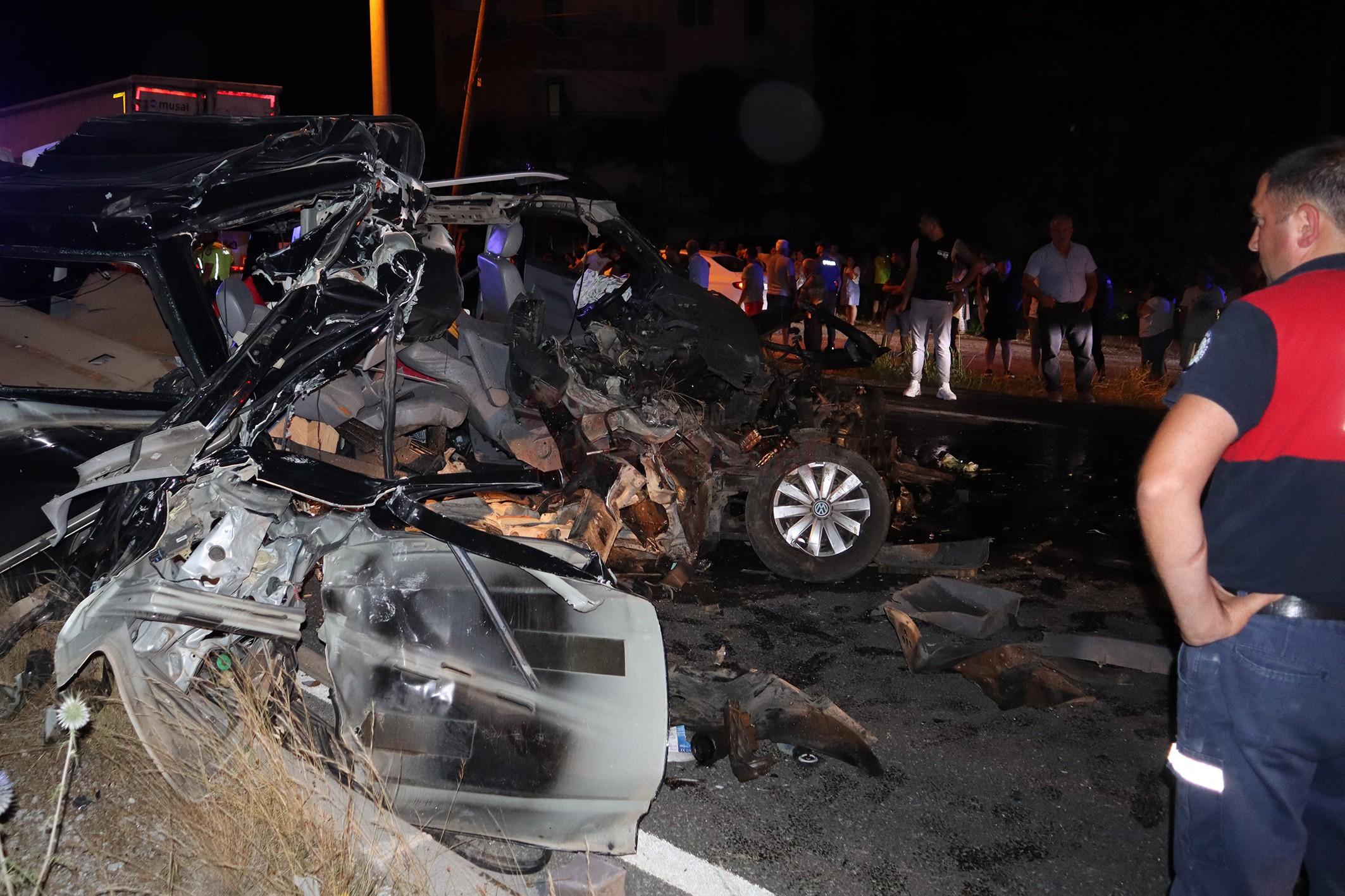 TIR'IN ALTINA GİREN MİNİBÜS PARÇALANDI, 1 YARALI