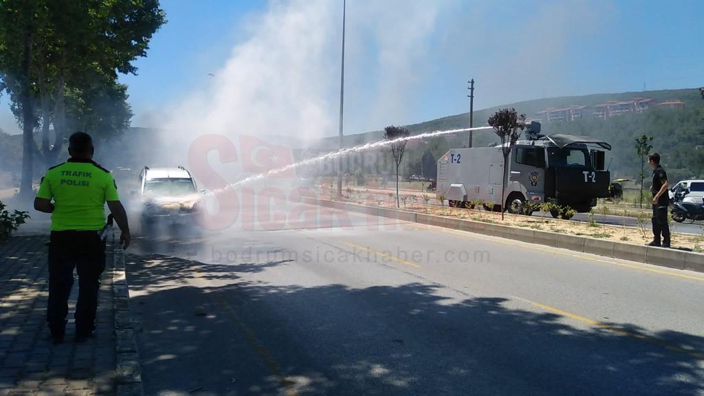 TOMA BU DEFA YANAN ARACA MÜDAHALE ETTİ TOPLUMSAL OLAYLARIN YANI SIRA, ORMAN YANGINLARINDA GÖREV ALAN MUĞLA EMNİYET MÜDÜRLÜĞÜ TOMA EKİPLERİ, SEYİR HALİNDE YANMAYA BAŞLAYAN ARACA MÜDAHALE EDEREK SÖNDÜRDÜ