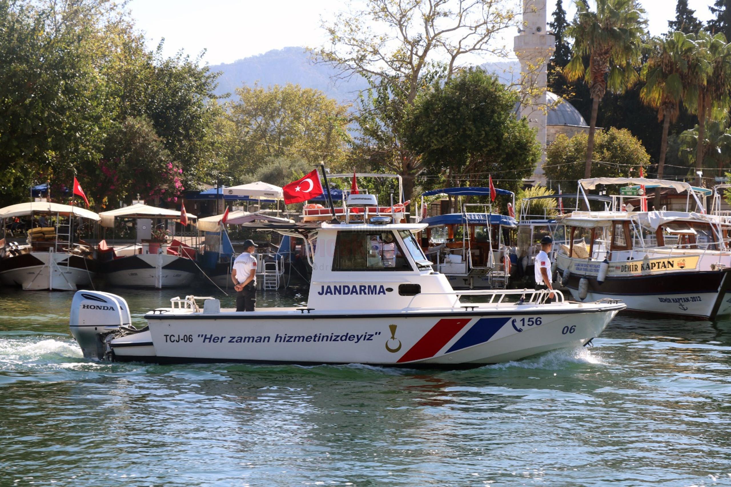 MUĞLA JANDARMASI HAVADAN İHA DESTEKLİ 9 BİN 151 PERSONELLE BAYRAM NÖBETİNDE MUĞLA İL JANDARMA KOMUTANLIĞI KURBAN BAYRAMI TATİLİNDE HAVADAN İHA DESTEKLİ 9 BİN 151 PERSONELLE VATANDAŞLARIN BAYRAM TATİLİNİ HUZUR VE GÜVEN İÇİNDE GEÇİRMESİ İÇİN GÖREV BAŞINDA OLACAK.