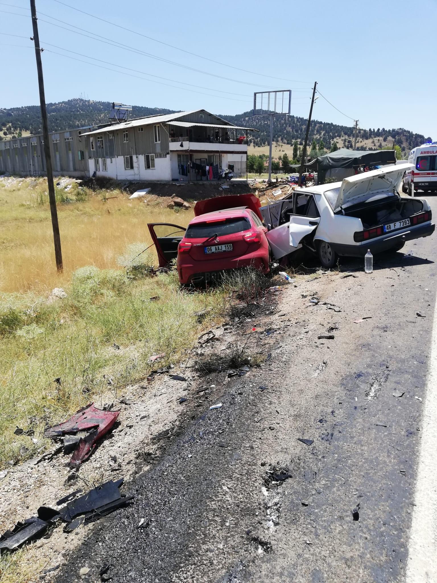 SEYDİKEMER'DE TRAFİK KAZASI 1 ÖLÜ, 2 YARALI