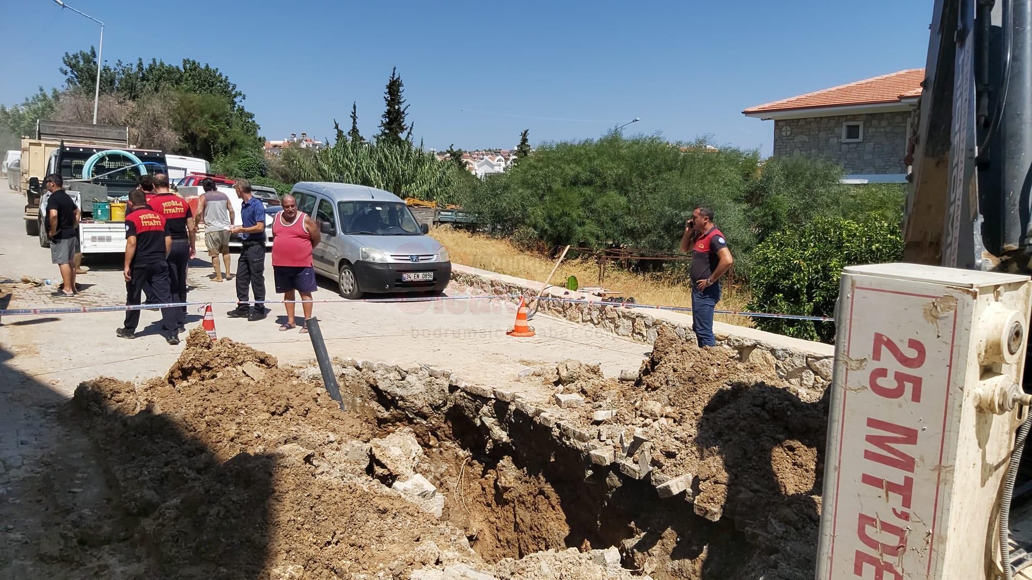 SU ARIZASINI GİDERİRKEN GÖÇÜK ALTINDA KALDILAR