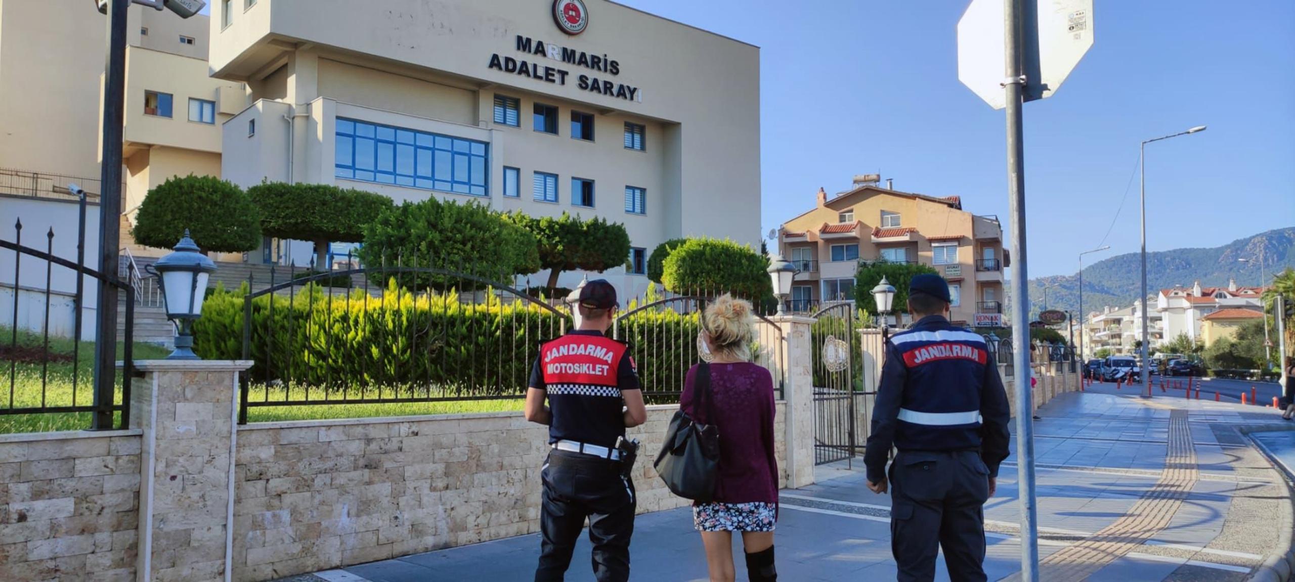 MUĞLA'DA 'HUZUR VE GÜVEN' UYGULAMASINDA 15 TUTUKLAMA MUĞLA İL JANDARMA EKİPLERİ TARAFINDAN GERÇEKLEŞTİRİLEN 'HUZUR VE GÜVEN' UYGULAMASINDA ÇEŞİTLİ SUÇLARDAN ARANAN 15 ŞÜPHELİ ÇIKARILDIKLARI MAHKEMELERCE TUTUKLANDI.