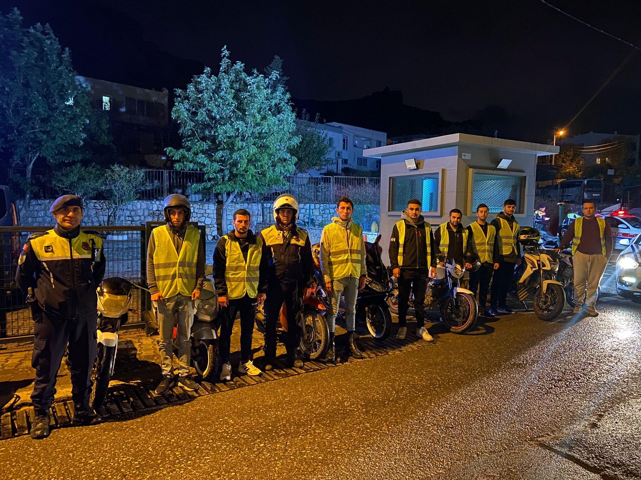 BODRUM'DA 85 SÜRÜCÜYE REFLEKTÖRLÜ YELEK DAĞITILDI