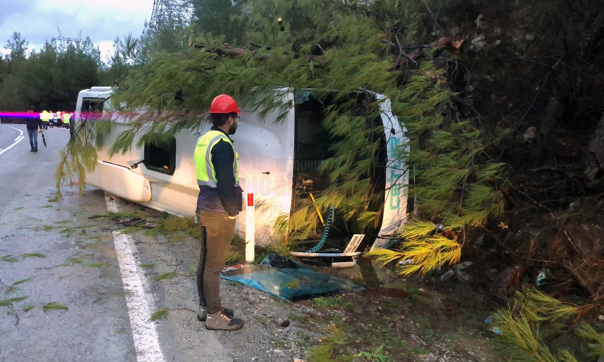 SERVİS ARACI KAZA YAPTI: 7 YARALI MUĞLA'NIN MİLAS İLÇESİNDE SERVİS MİNİBÜSÜ KAZA YAPTI, KAZADA 7 KİŞİ YARALANDI.