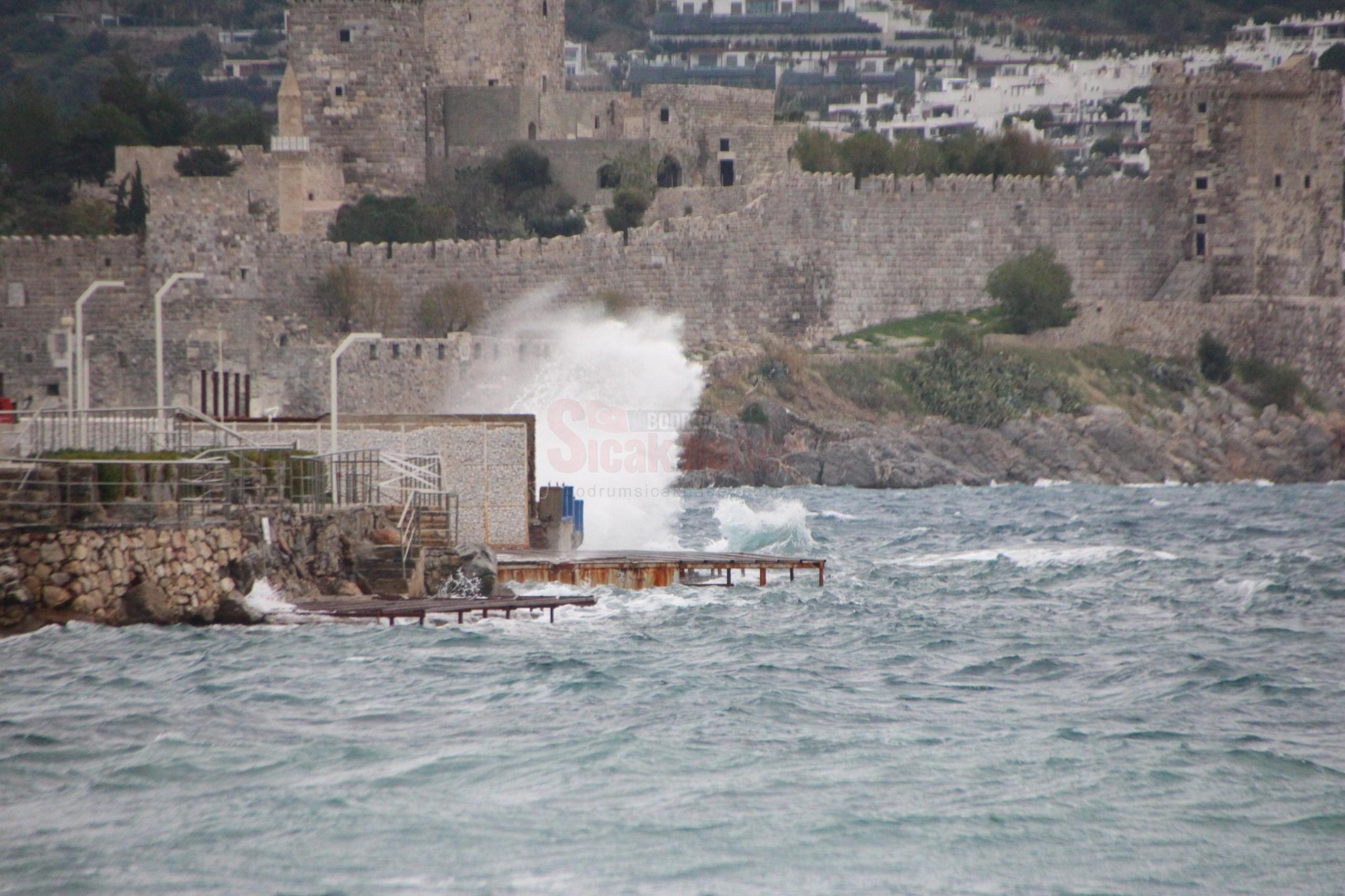 BODRUM'DA YAĞIŞ VE FIRTINA ETKİLİ OLUYOR FERİBOT SEFERLERİ İPTAL EDİLDİ, DENİZCİLERE LİMANDAN ÇIKMAMA UYARISI YAPILDI