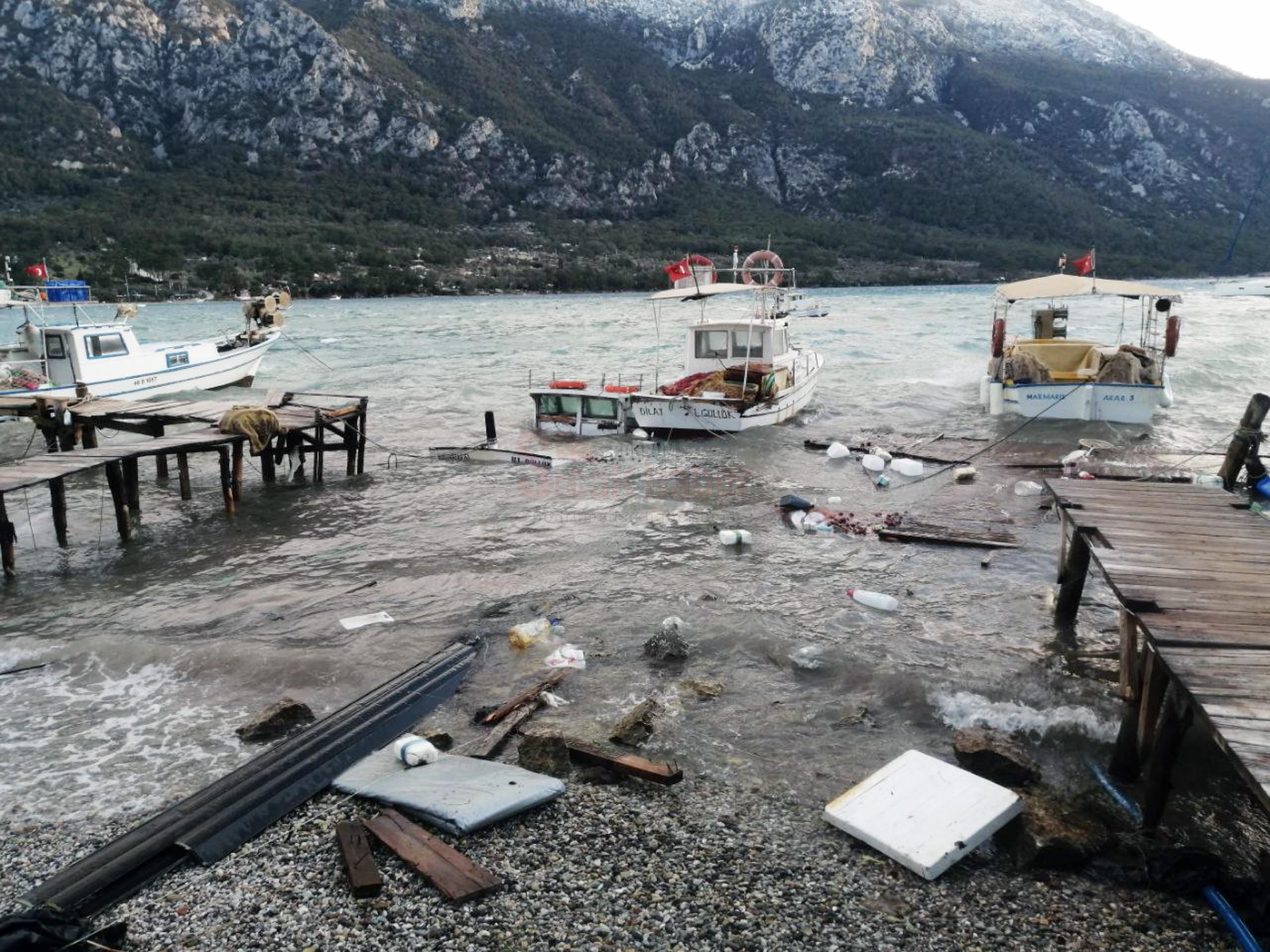 FIRTINA TEKNELERİ BATIRDI, İSKELELERİ SÖKTÜ MUĞLA'DA BODRUM-FETHİYE ARASINDA GECE SAATLERİNDE BAŞLAYAN DENİZLERDEKİ FIRTINA SONRASI MENTEŞE'NİN AKBÜK SAHİLİNDE BAĞI BALIKÇI TEKNELERİ İLE AHŞAP İSKELELER BÜYÜK ZARAR GÖRDÜ.