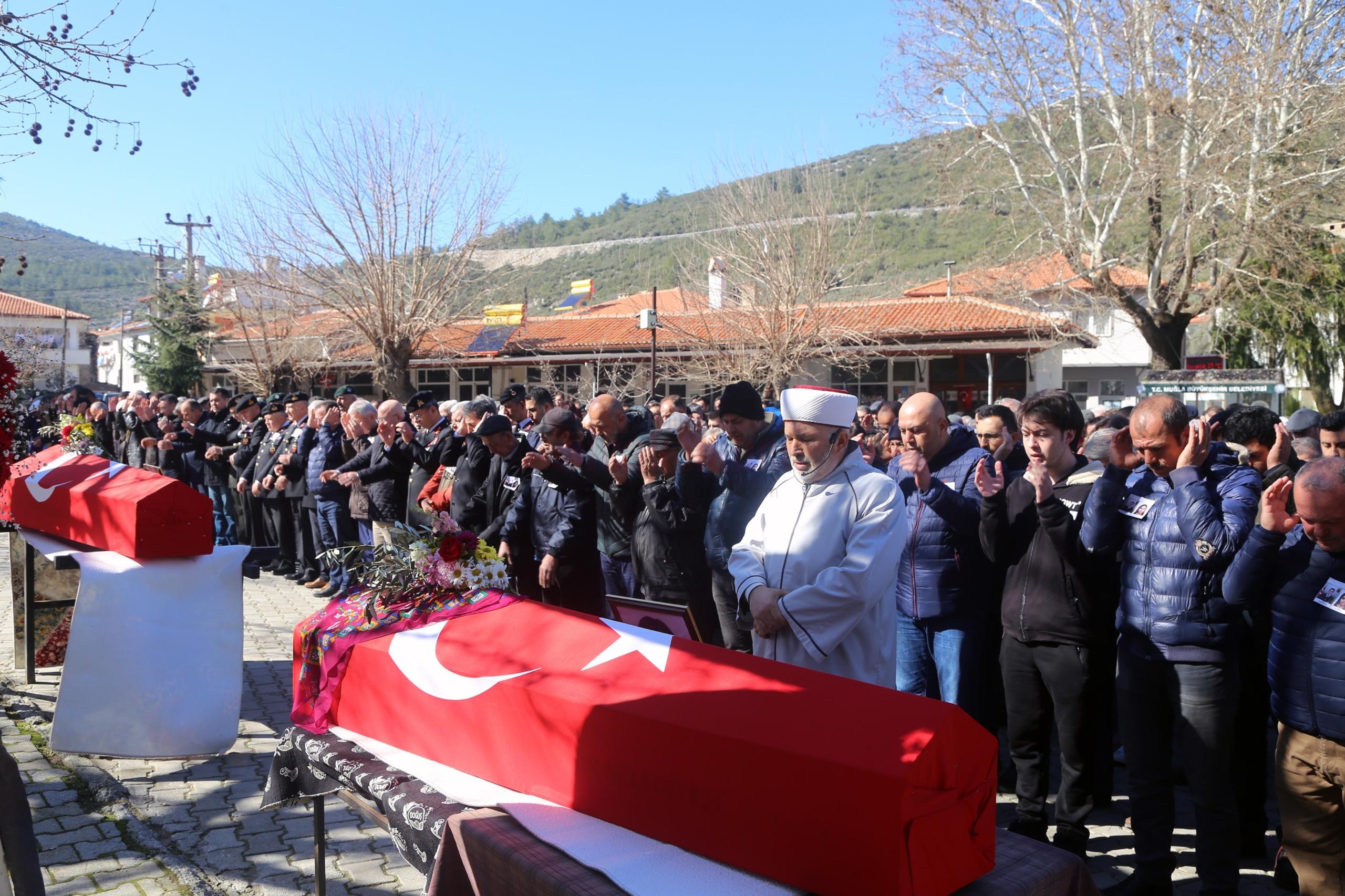 DEPREMDE GÖÇÜK ALTINDA KALAN BAŞÇAVUŞ VE KIZI TOPRAĞA VERİLDİ