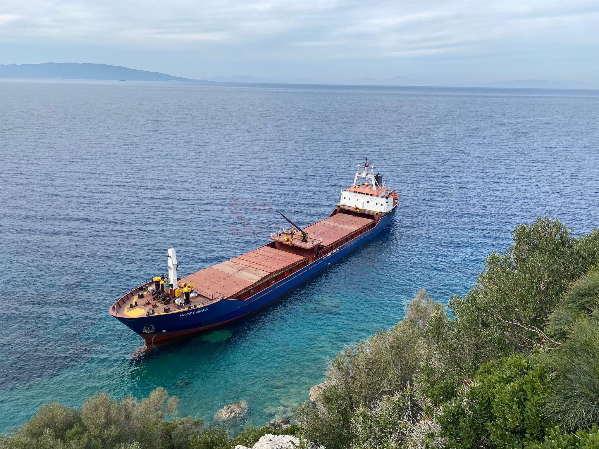 DATÇA'DA KURU YÜK GEMİSİ KARAYA OTURDU