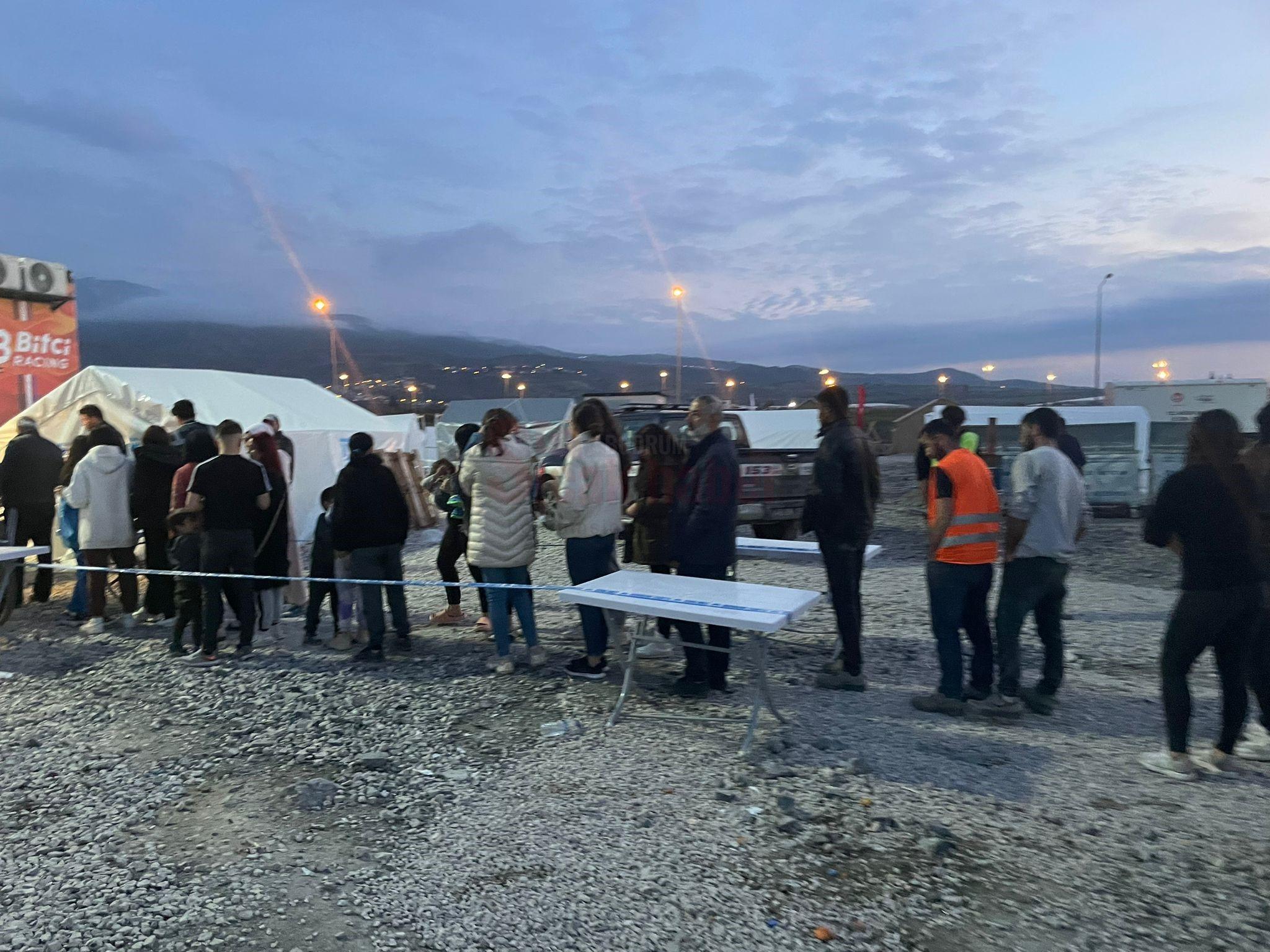 HATAY'DAKİ BODRUM ÇADIRINDA DEPREMZEDELER İFTAR AÇTI