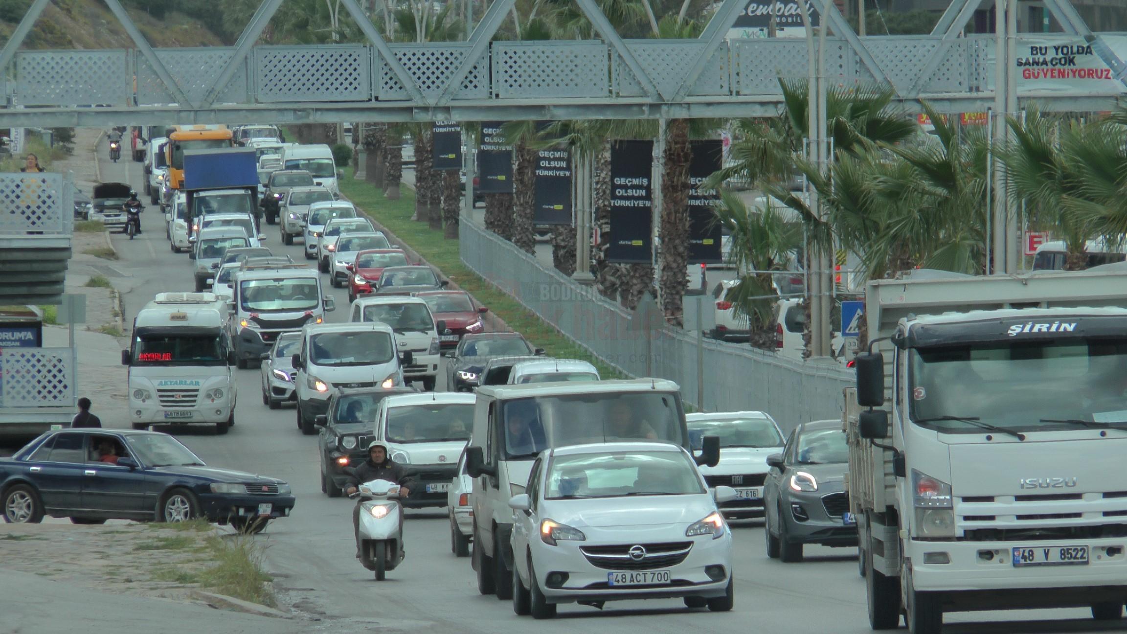 BODRUM'DA BAYRAM YOĞUNLUĞU BAŞLADI, TRAFİK KUYRUĞU UZADIKÇA UZADI