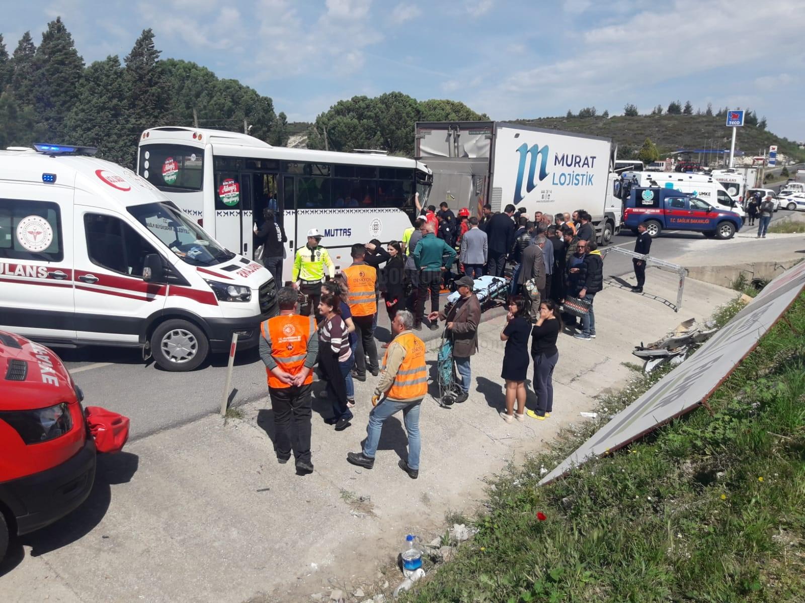 HAVAALANINA YOLCU TAŞIYAN MİNİBÜS KAMYONA ÇARPTI YARALILAR HASTANELERE SEVK EDİLDİ