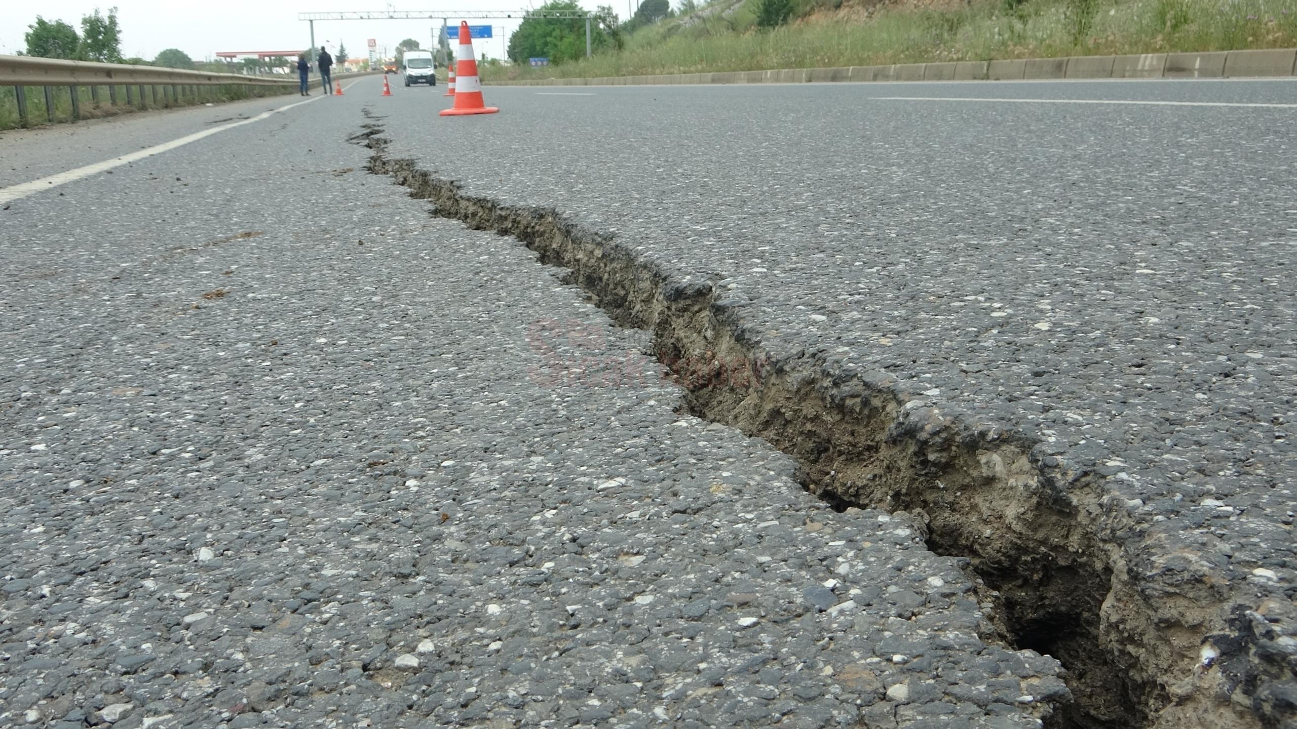 SAĞANAK YAĞIŞIN ETKİLİ OLDUĞU MENTEŞE'DE YOL ÇÖKTÜ