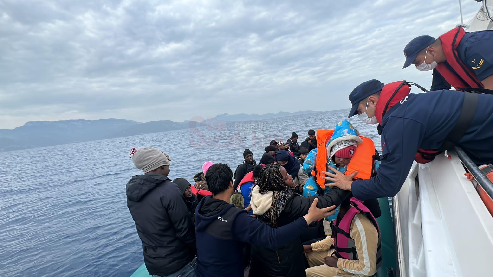 BODRUM'DA 30 DÜZENSİZ GÖÇMEN KURTARILDI