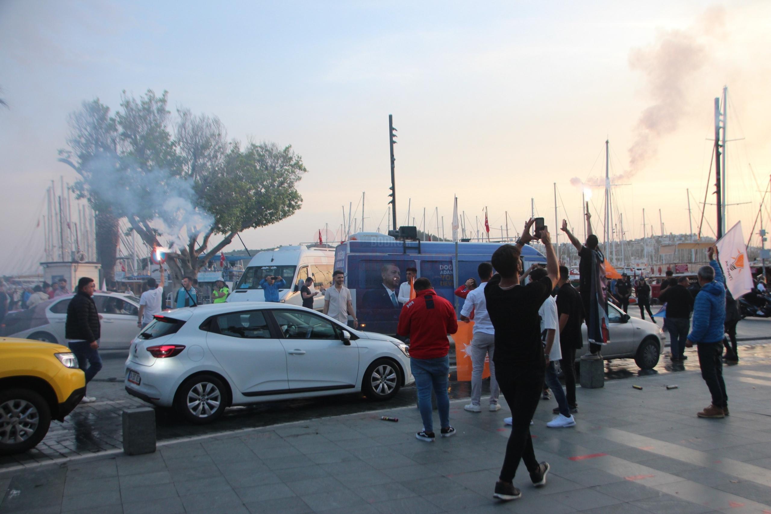 BODRUM'DA SEÇİM SONUCU KUTLANDI