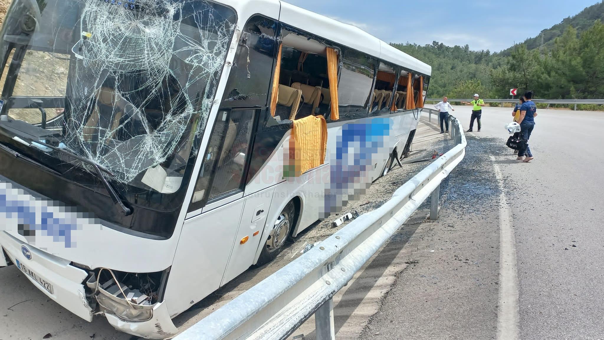 GÖCEK'TE KONTROLDEN ÇIKAN OTOBÜS REFÜJDEKİ KANALA DÜŞTÜ