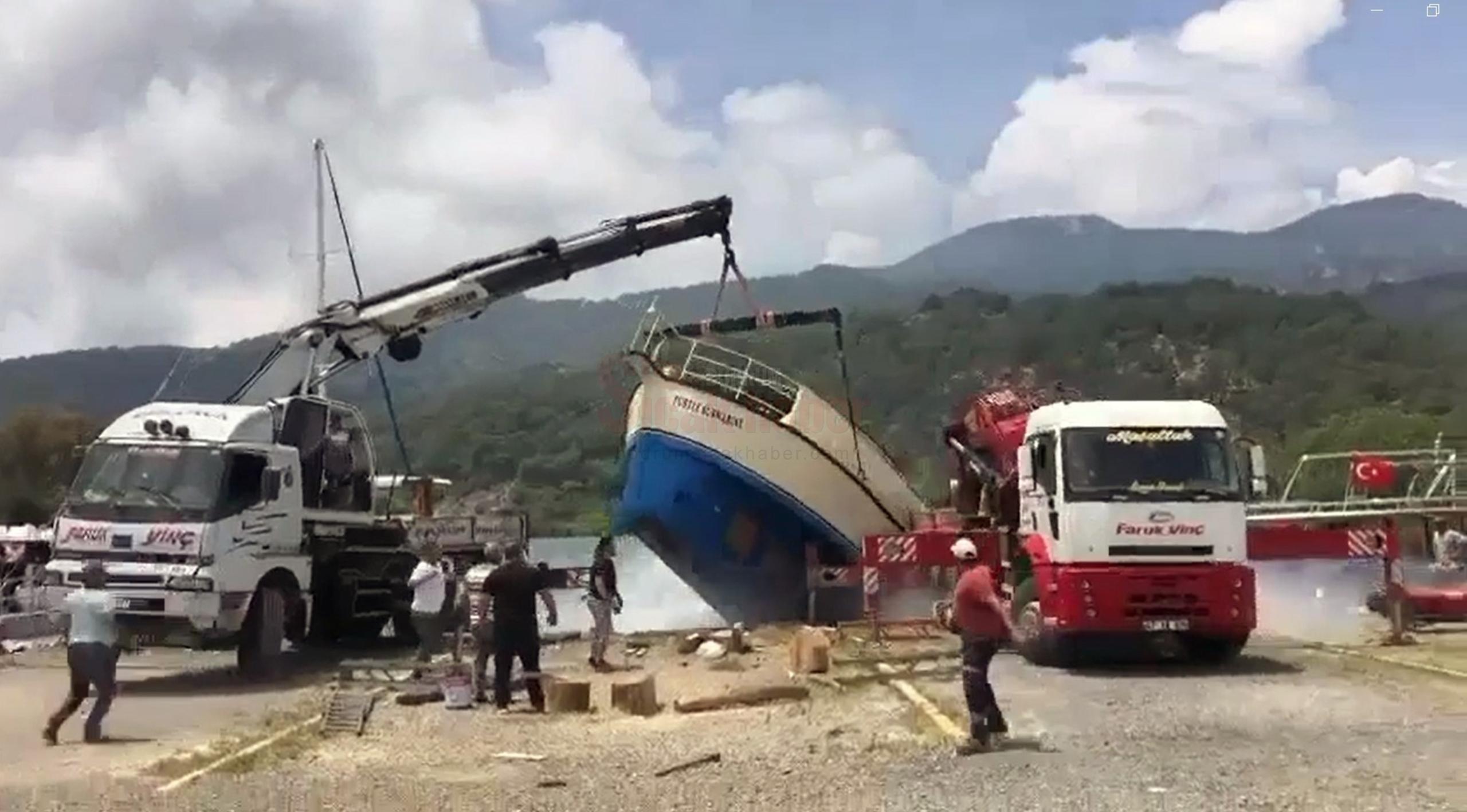 TEKNEYİ TAŞIYAN VİNÇ ZİNCİRİ KOPTU, PANİK ANLARI KAMERAYA YANSIDI