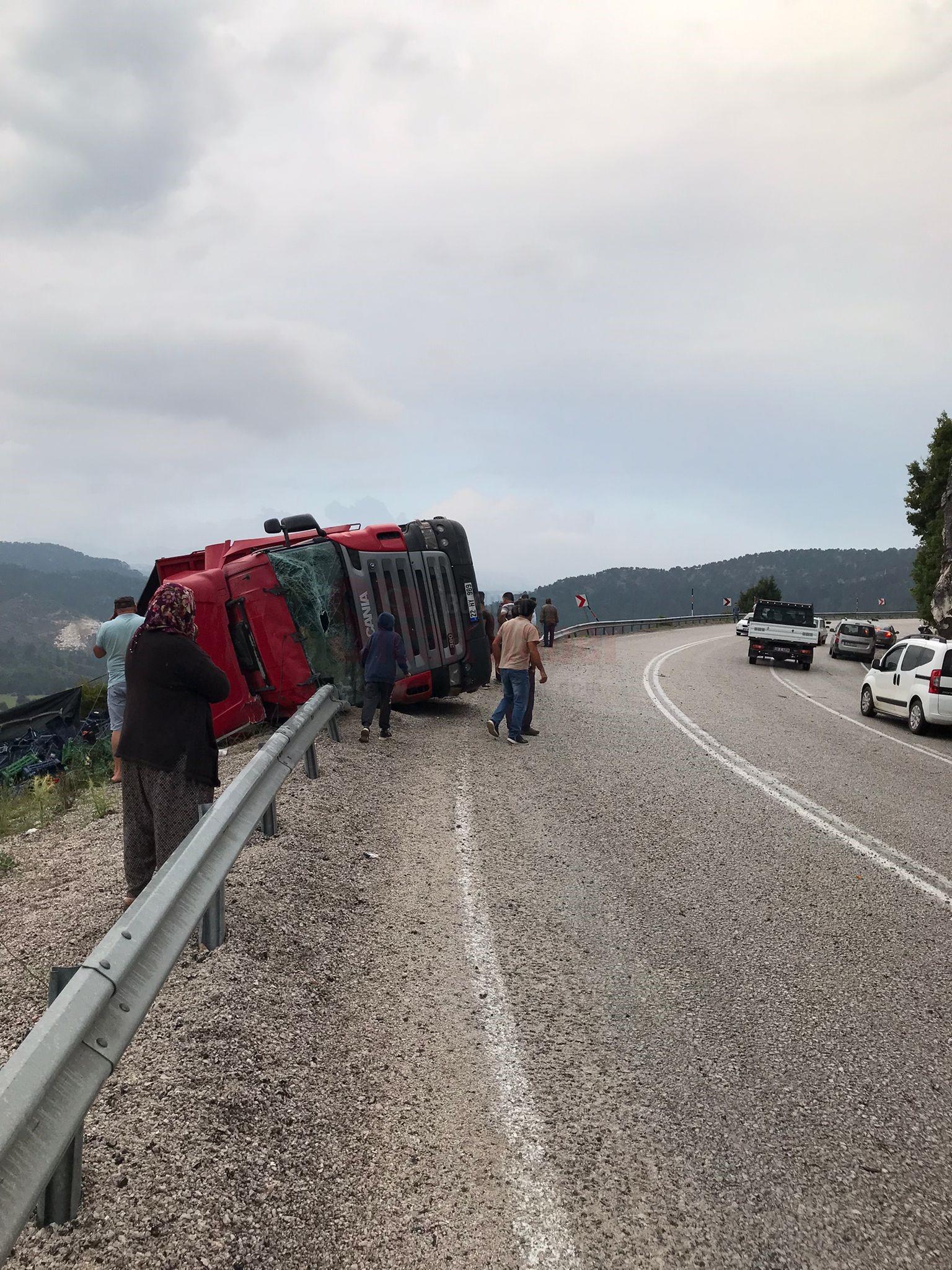 DEVRİLEN KAMYONUN SÜRÜCÜSÜ ÖLDÜ