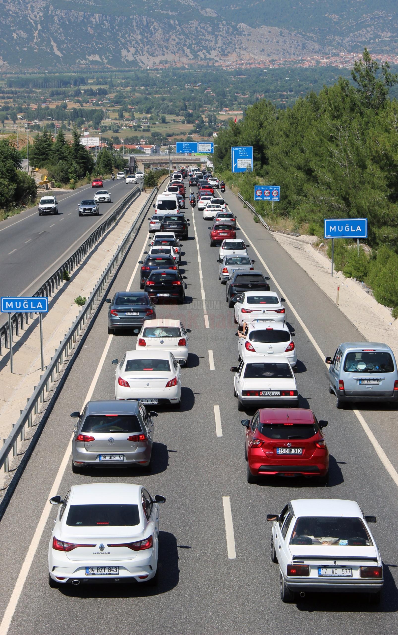 ARAÇ KUYRUĞUNUN UCU SONU YOK DÖNÜŞ ÇİLESİ BAŞLADI MUĞLA'YA GİRİŞ YAPAN ARAÇ SAYISI 600 BİN