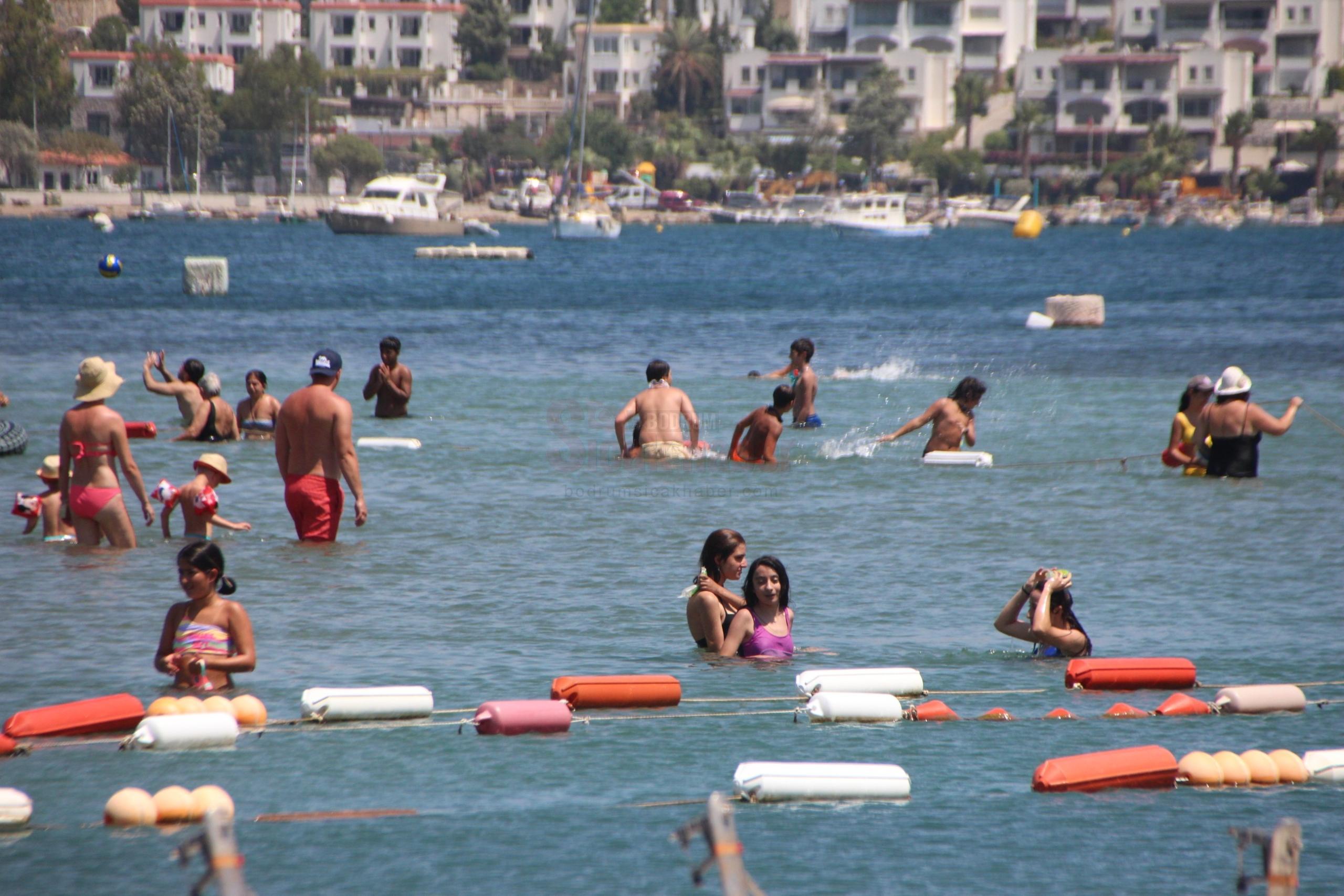 BODRUM'DA ÇÖL SICAKLARI SAHİLLER DOLDU, SOKAKLAR BOŞ KALDI