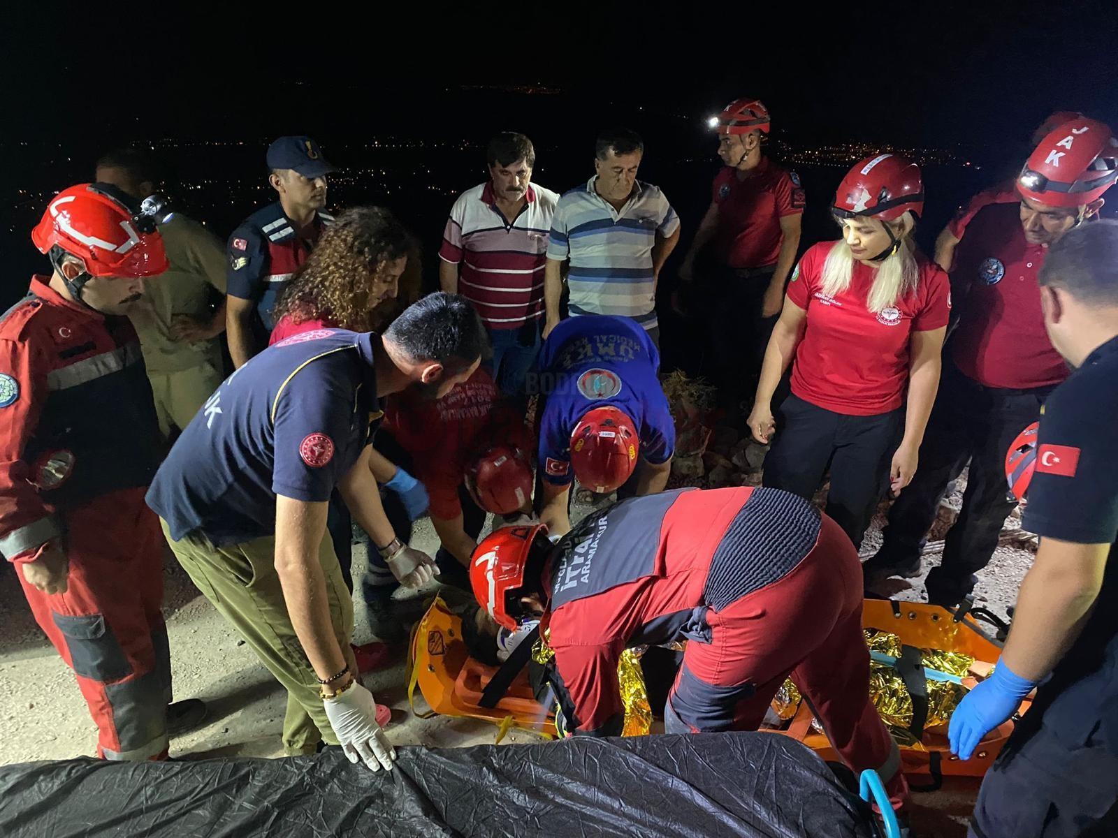 SEYDİKEMER'DE KAYALIKLARA DÜŞEN KİŞİ KURTARILDI