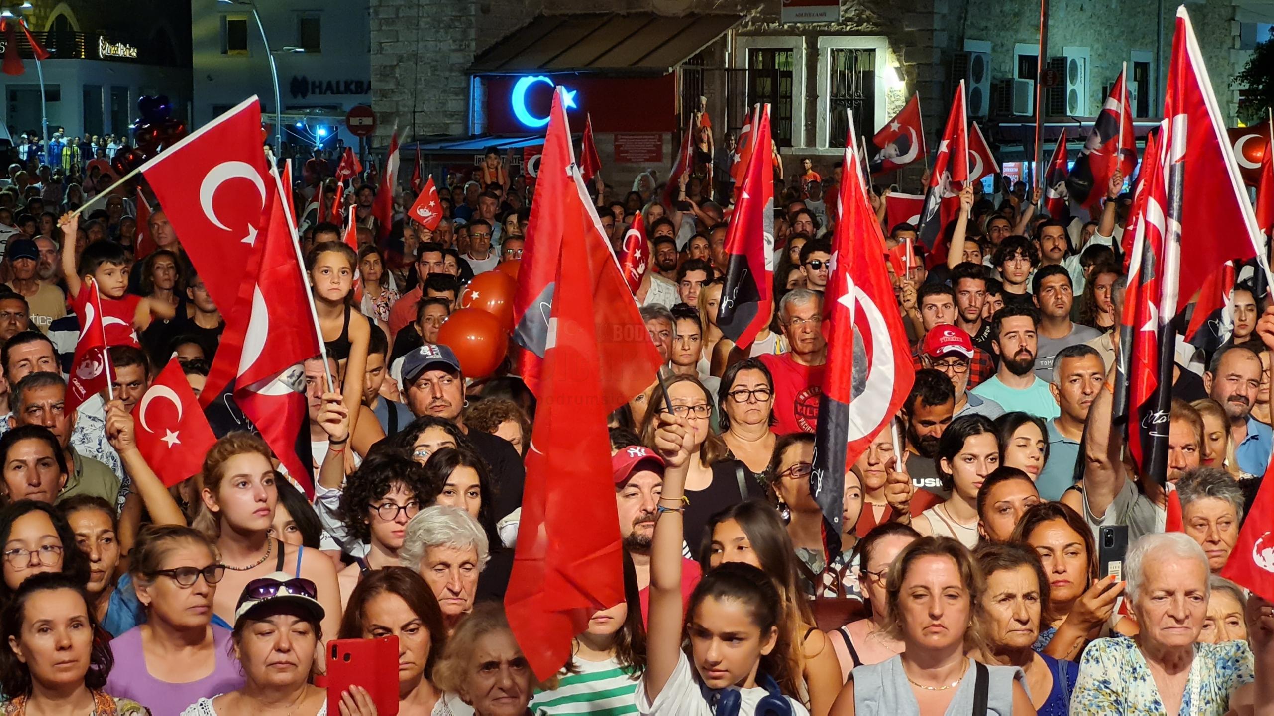 BODRUM'DA 30 AĞUSTOS ZAFER BAYRAMI COŞKUSU KORTEJE BİNLERCE VATANDAŞ KATILDI