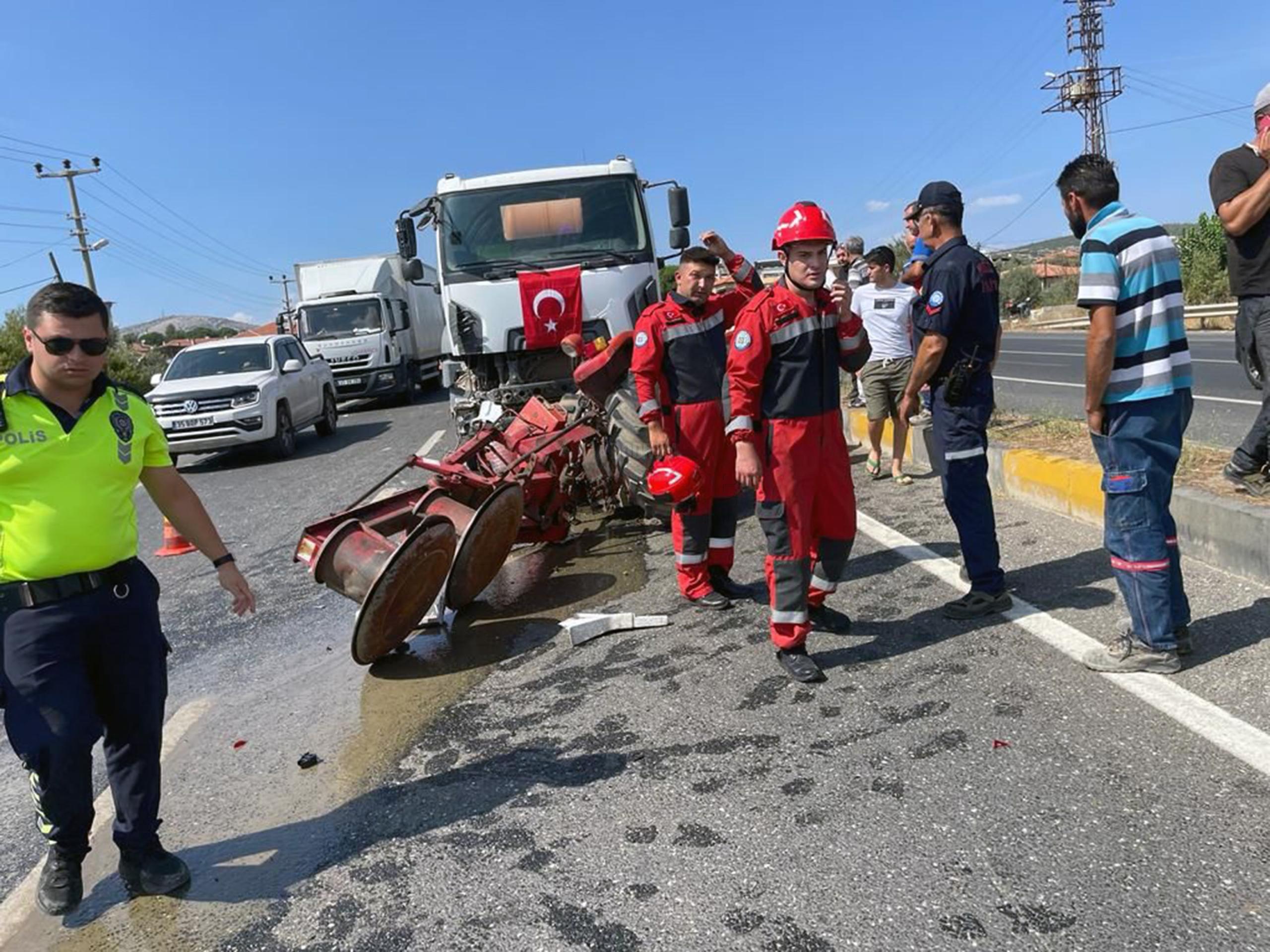 YATAĞAN'DA BETON MİKSERİ İLE TRAKTÖR ÇARPIŞTI: 1 YARALI