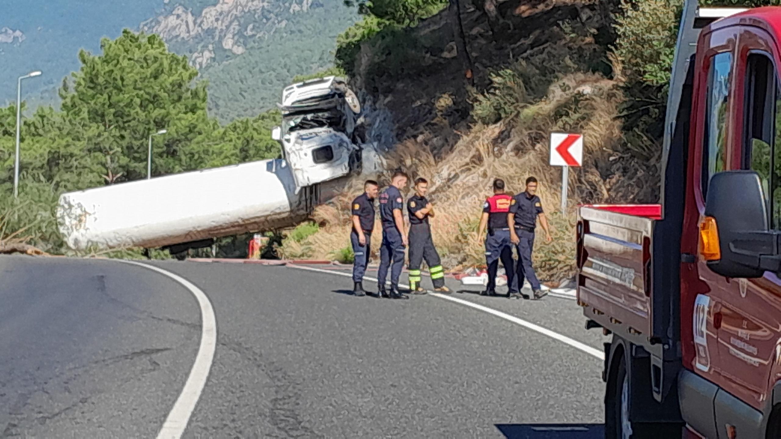 DOĞALGAZ YÜKLÜ TANKER UÇURUMA YUVARLANDI, SIZINTI İHTİMALİNE KARŞI ÖNLEM ALINDI