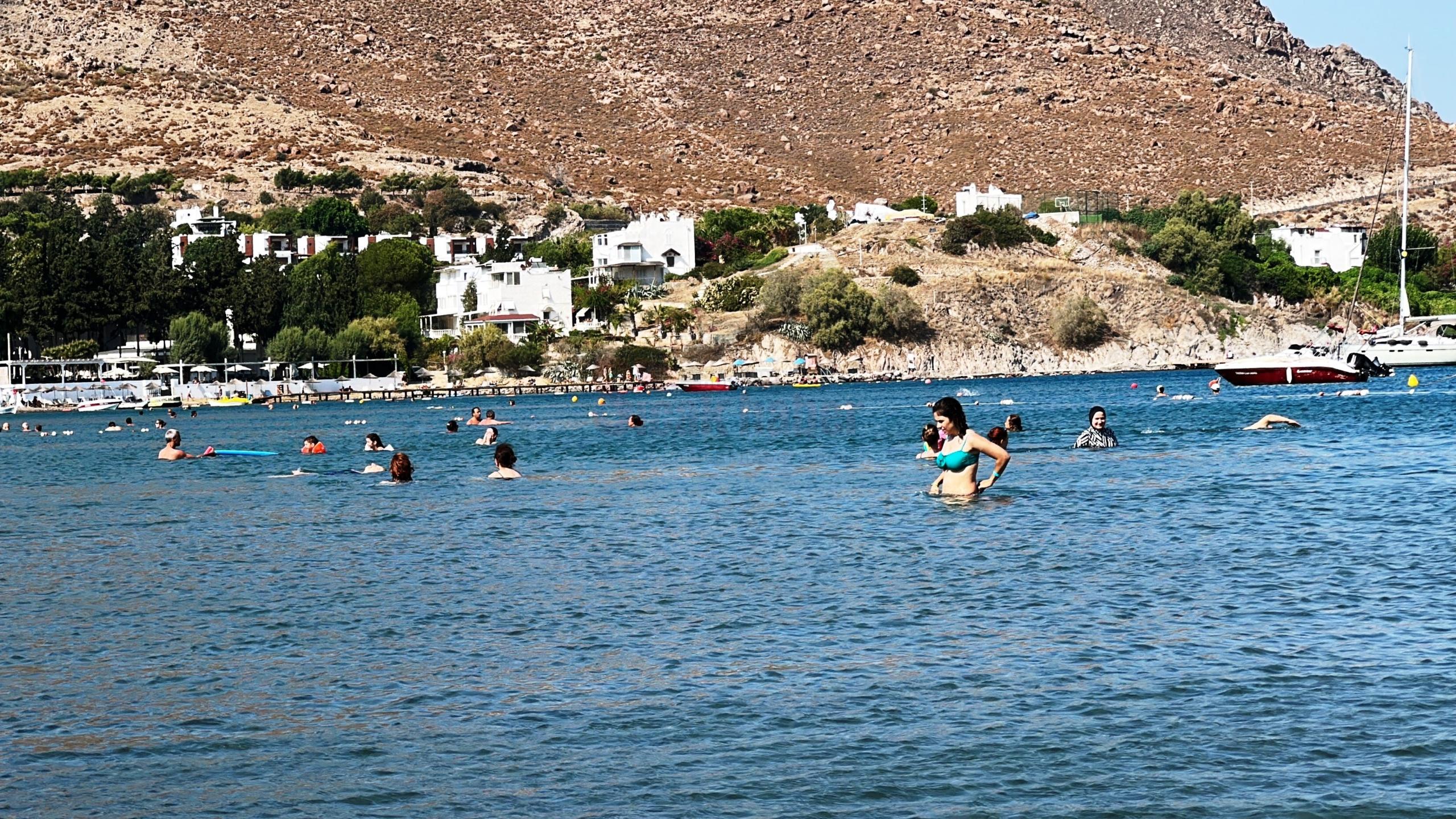 BODRUM'DA YAZ SEZONU UZADI, VATANDAŞLAR SAHİLLERE AKIN ETTİ