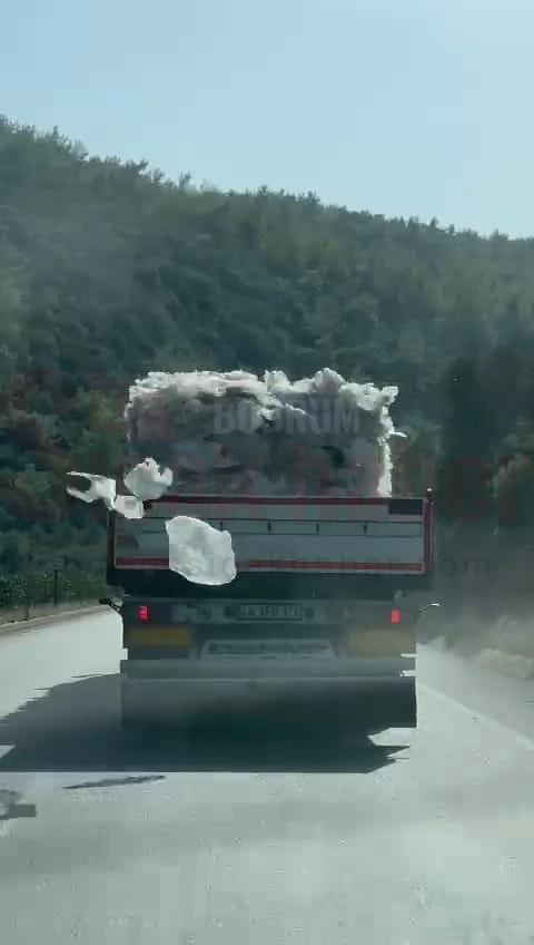 PLASTİK MALZEME TAŞIYAN TIR TRAFİĞİ TEHLİKEYE DÜŞÜRDÜ TORBA VE POŞETLERİ SAÇA SAÇA İLERLEDİ