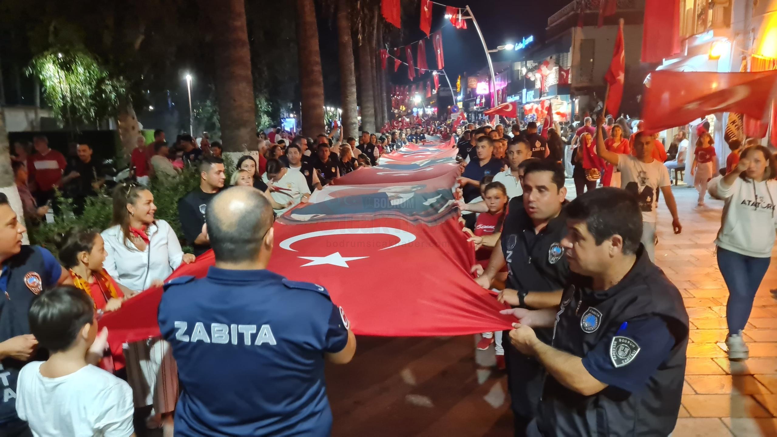 BODRUM'DA İNSANLAR SOKAKLARA SIĞMADI, MEYDANLARDA ADIM ATACAK YER KALMADI