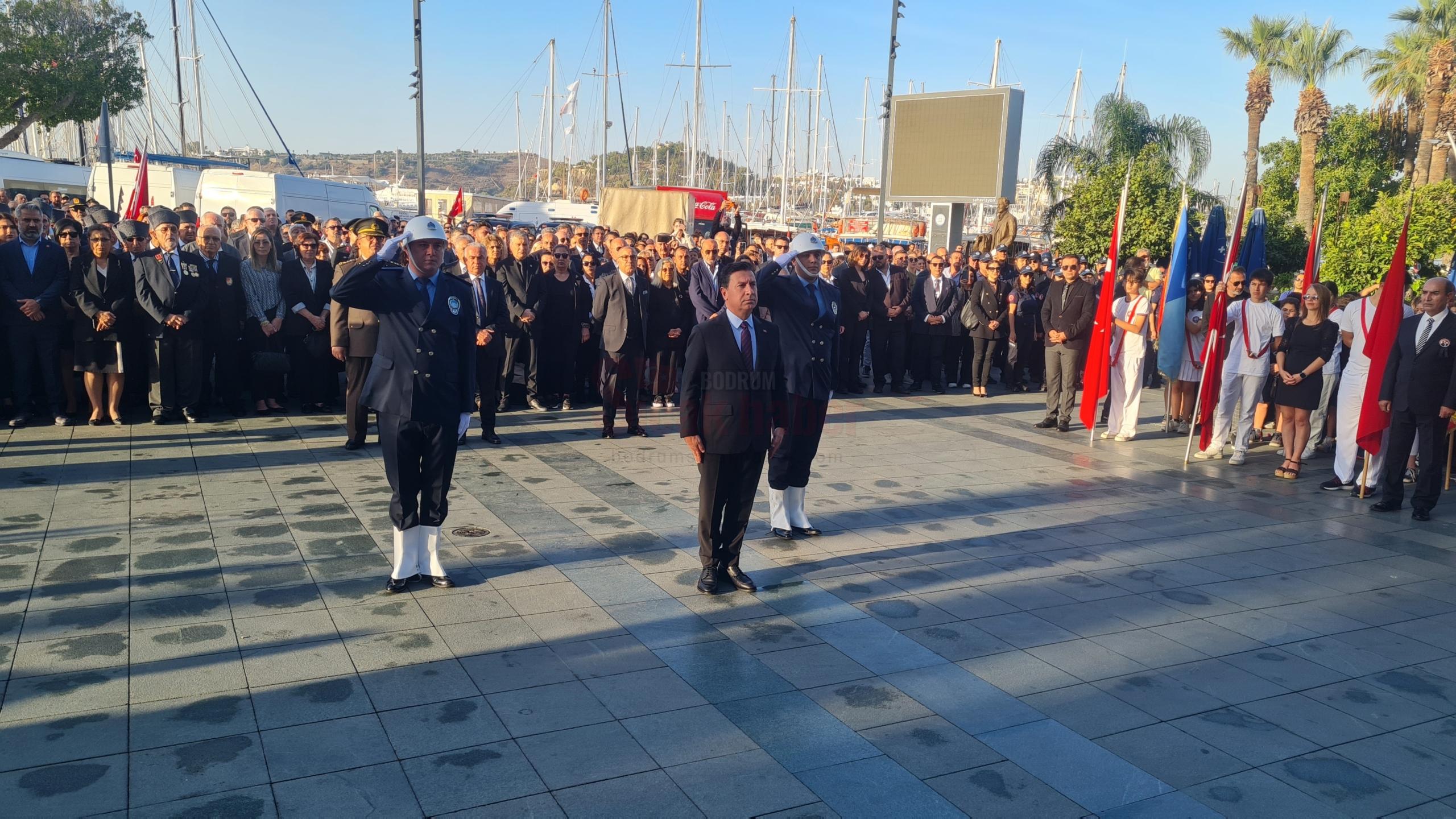 SAAT 09.05'TE BODRUM'DA HAYAT DURDU ANMA ETKİNLİKLERİ, MEYDANDAKİ TÖRENLE BAŞLADI