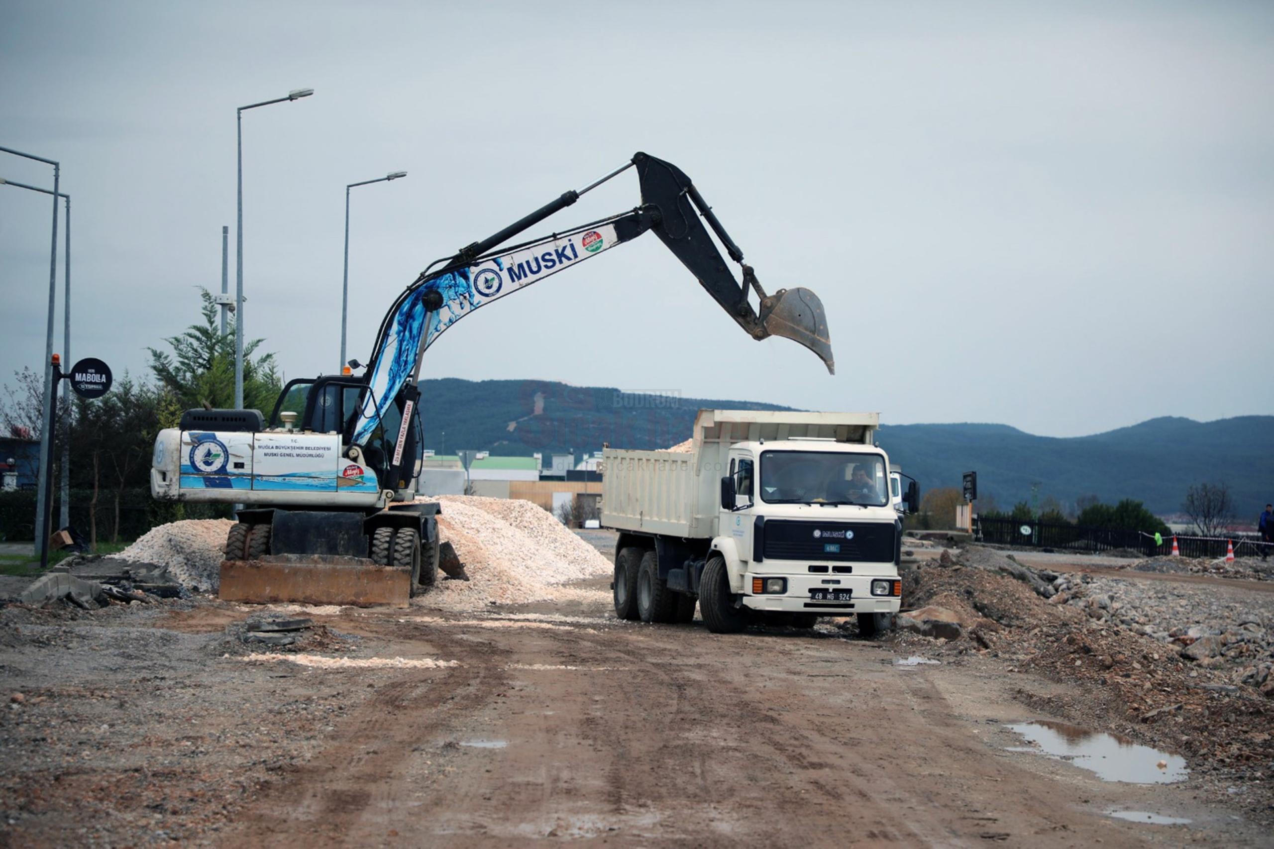 YENİ OTOGAR YOLUNDA ÇALIŞMALAR DEVAM EDİYOR MUĞLA BÜYÜKŞEHİR BELEDİYESİ TARAFINDAN MENTEŞE İLÇESİ YENİ OTOGAR YOLUNDA BAŞLATILAN 4 ŞERİTLİ YOL, KALDIRIM VE ÇEVRE DÜZENLEMESİ PROJESİ DEVAM EDİYOR.