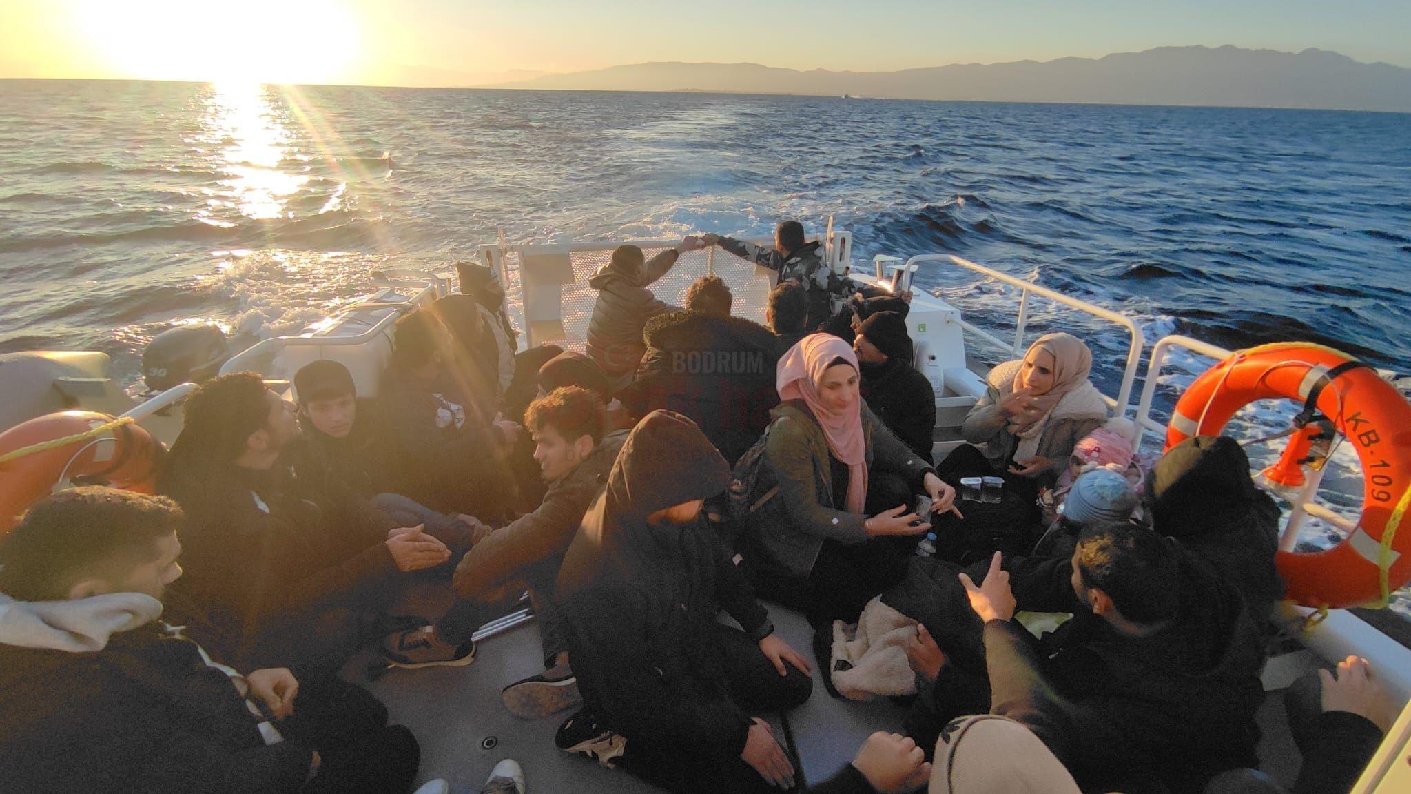 BODRUM'DA 57 DÜZENSİZ GÖÇMEN YAKALANDI