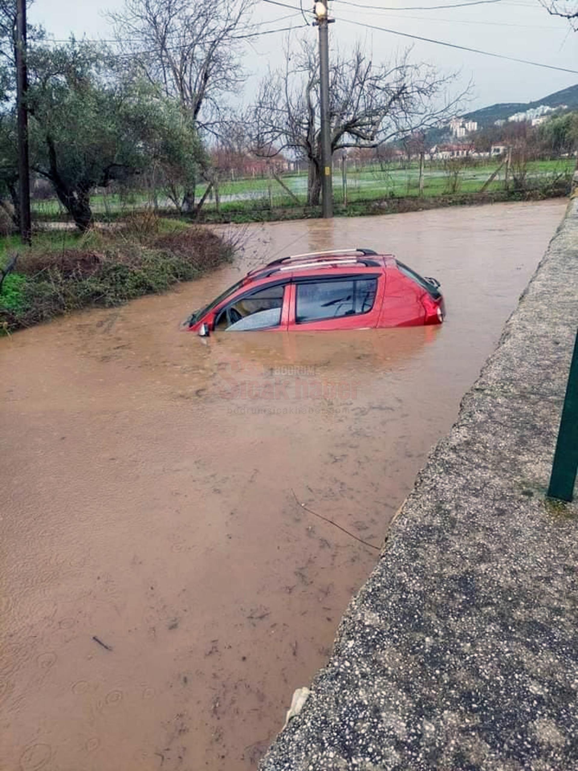 AŞIRI YAĞIŞ SONRASI OVAYI SU BASTI, ARAÇ SU ALTINDA KALDI