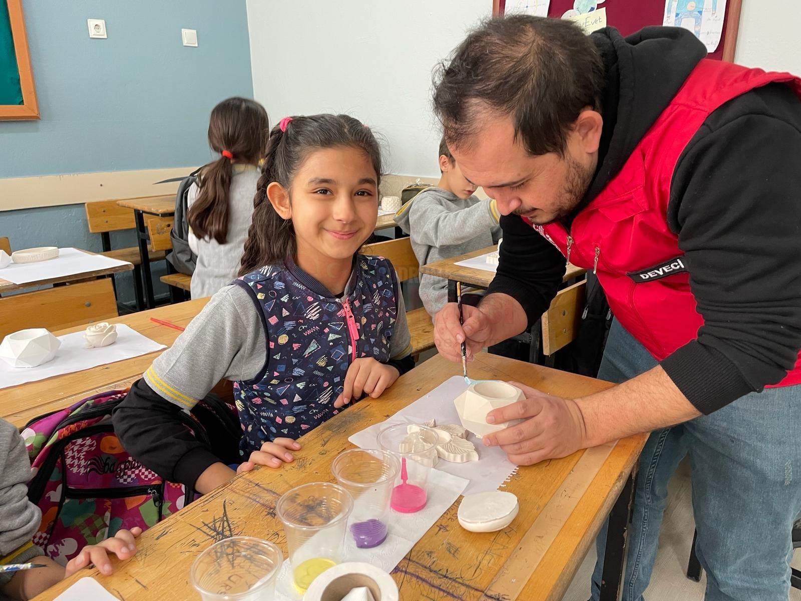 MUĞLA'DA GÖNÜLLÜ GENÇLER ÇOCUKLARI SANAT İLE BULUŞTURDU